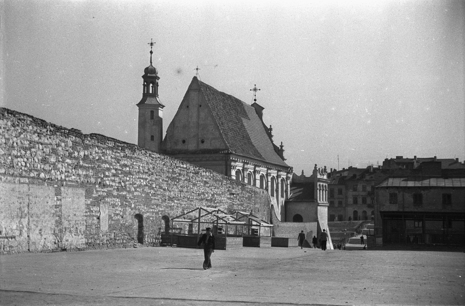 Lengyelország, Lublin, ulica Karmelicka, a Szent József-templom és a Karmelita kolostor az ulica Świętoduska felé nézve., 1948, Bogdan Celichowski, templom, Fortepan #119772