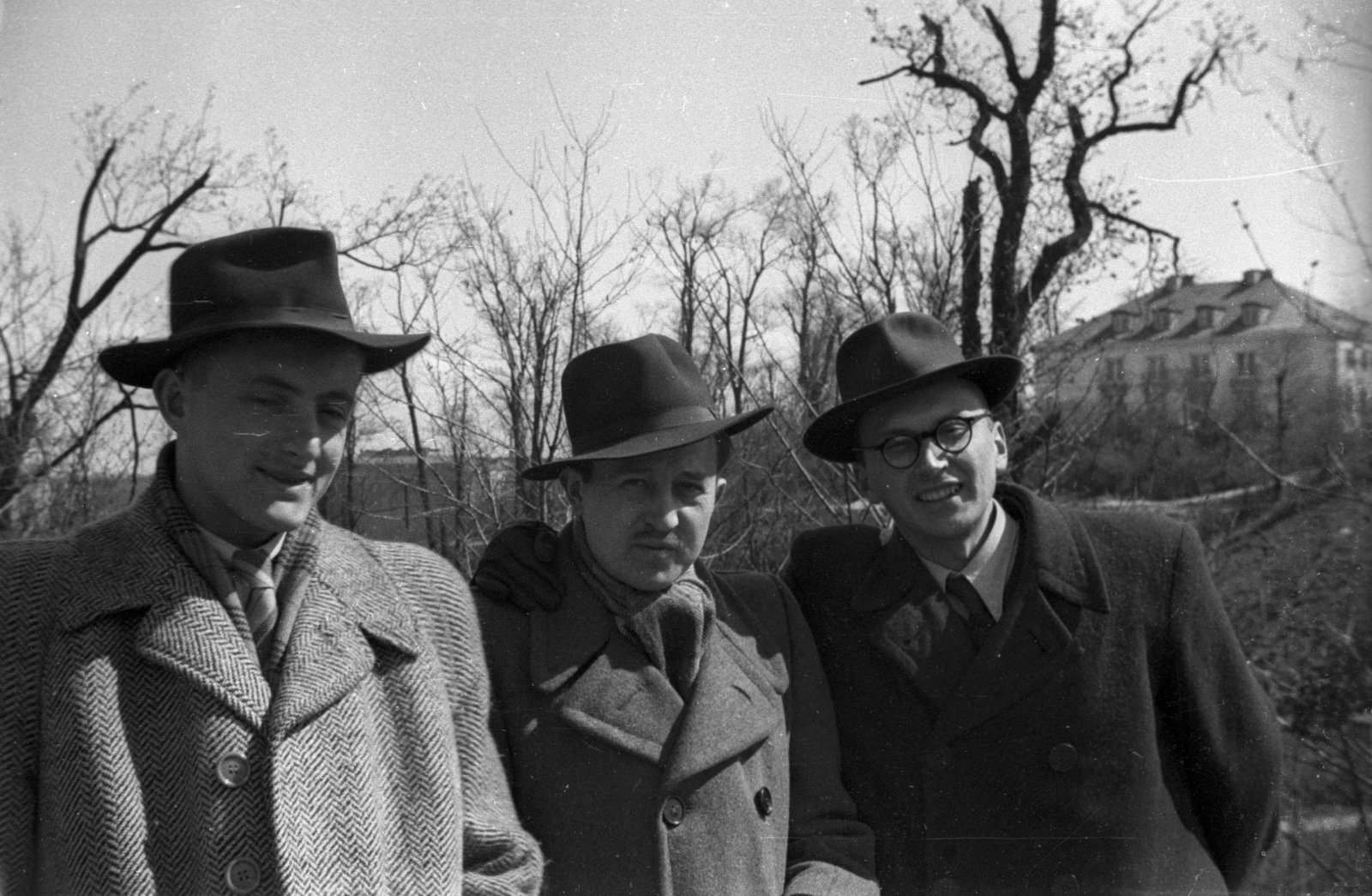 Poland, 1947, Bogdan Celichowski, gentleman, coat, hat, glasses, Fortepan #119793