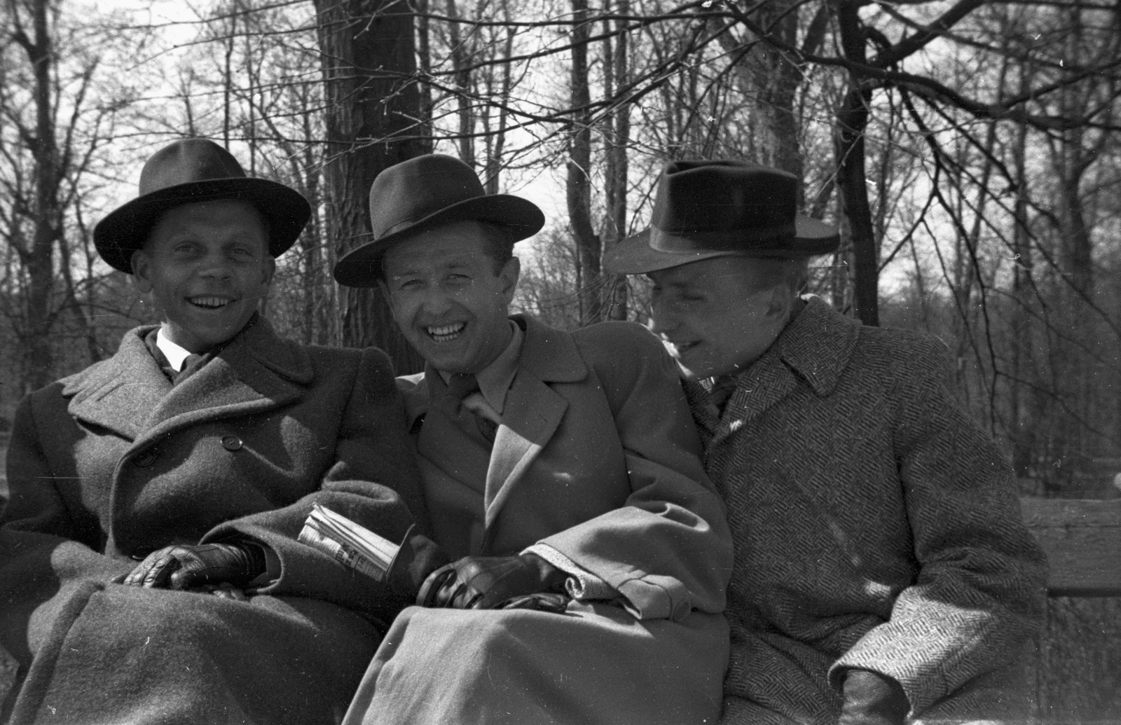 Lengyelország, Varsó, Lazienkowski Park., 1947, Bogdan Celichowski, úriember, kabát, kalap, pad, nevetés, Fortepan #119795