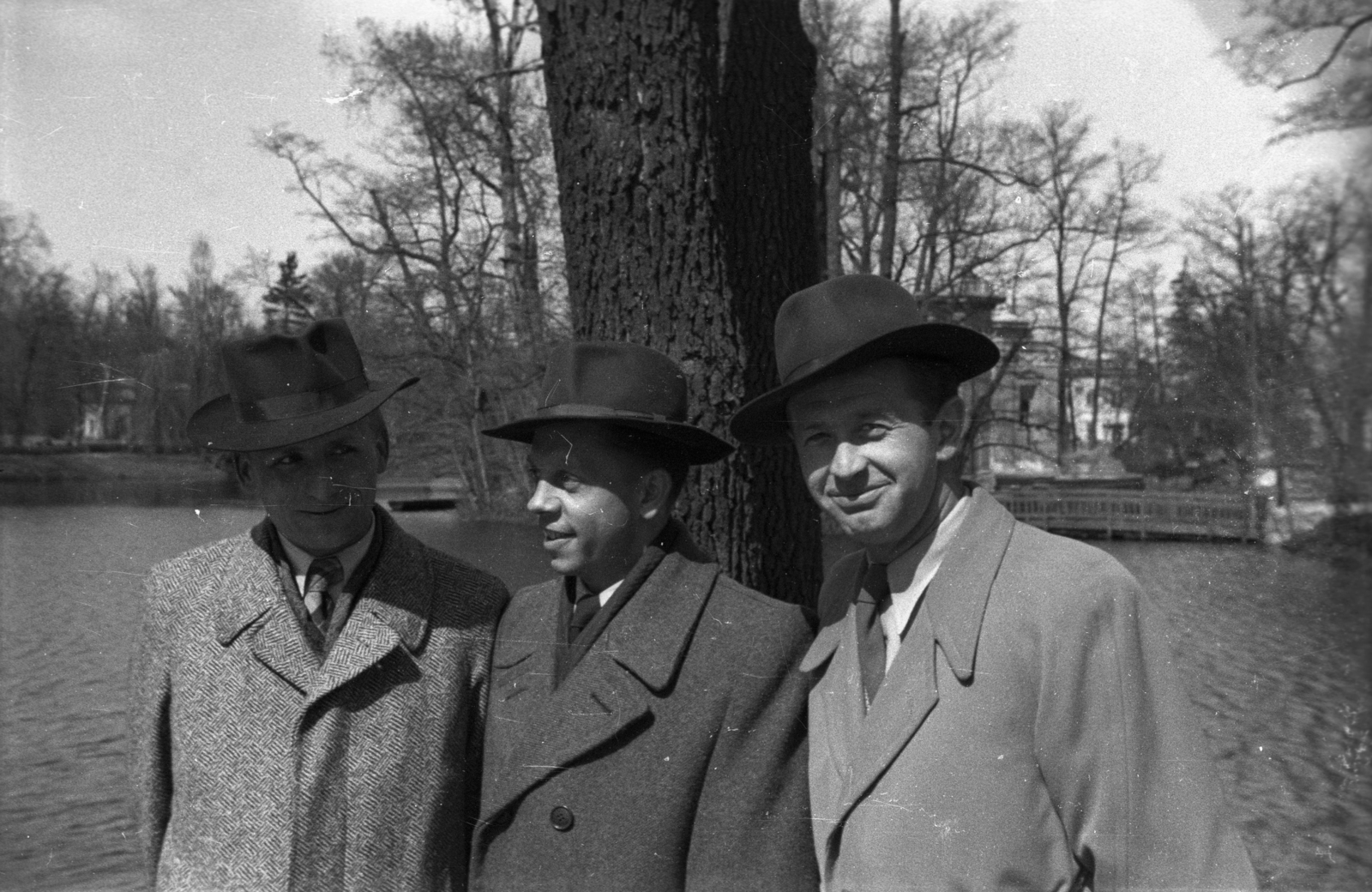 Lengyelország, Varsó, Lazienkowski Park., 1947, Bogdan Celichowski, úriember, mosoly, kabát, kalap, Fortepan #119798