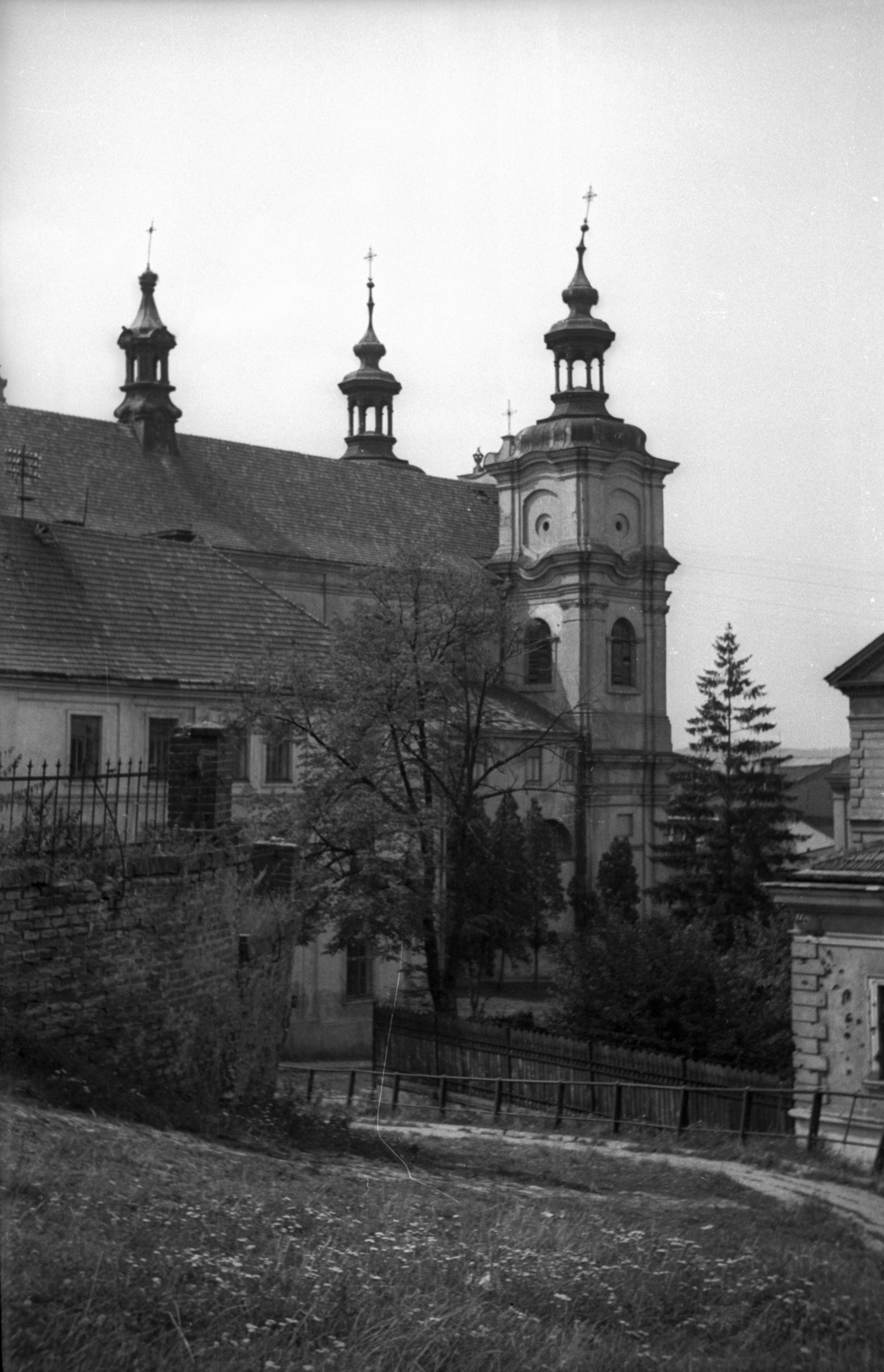 Lengyelország, Przemyśl, a görögkeleti Keresztelő Szent János-katedrális (Sobór św. Jana Chrzciciela) a karmelita kolostor elöl nézve., 1947, Bogdan Celichowski, templom, Fortepan #119811