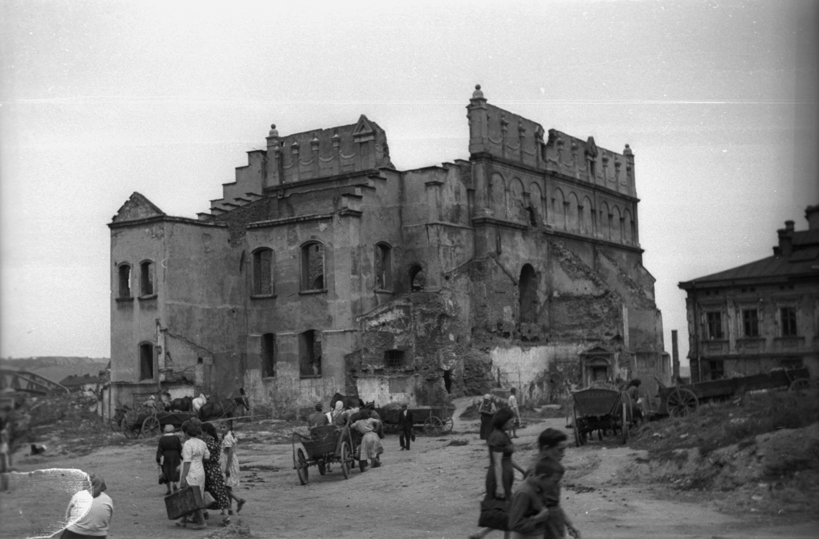 Lengyelország, Przemyśl, plac Rybi, jobbra az ulica Walowa sarka, szemben az Öreg Zsinagóga., 1947, Bogdan Celichowski, műemlék, szekér, járókelő, Fortepan #119812