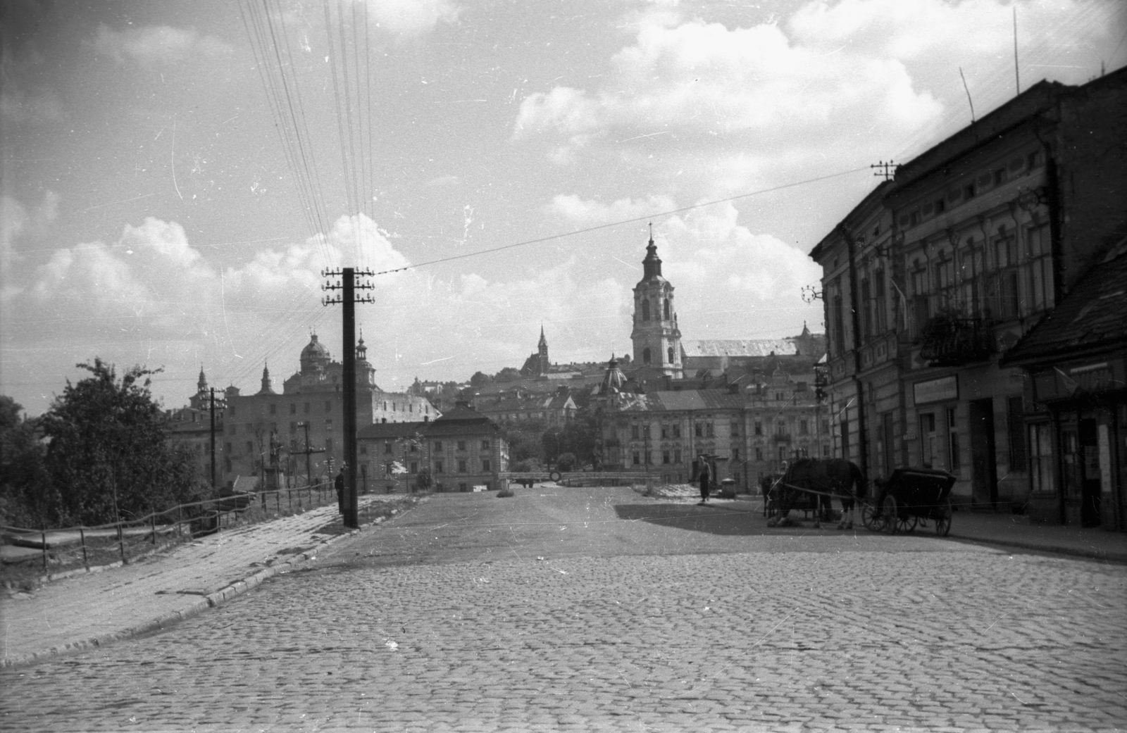 Lengyelország, Przemyśl, Plac Konstytucji 3 Maja a San folyó feletti Május 3 híd (később Orląt Przemyskich híd) felé nézve. Jobbra a Nagyboldogasszony- és Keresztelő Szent János-bazilika (Bazylika Archikatedralna pw. św. Jana Chrzciciela i Wniebowzięcia Najświętszej Maryi Panny) és a harangtornya., 1947, Bogdan Celichowski, templom, Fortepan #119817