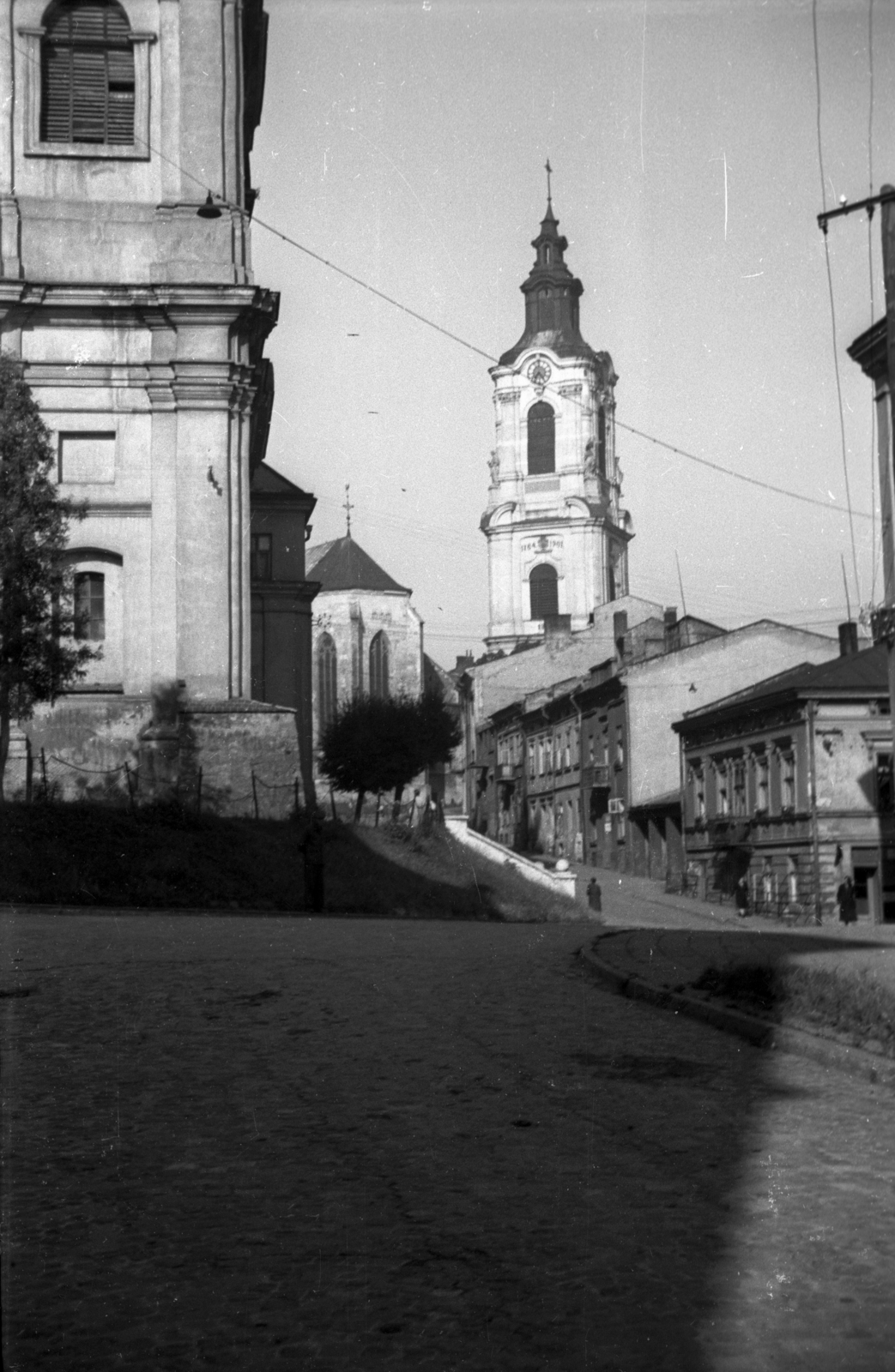 Lengyelország, Przemyśl, ulica Biskupa Jana Śnigurskiego, a felvétel a görögkeleti Keresztelő Szent János-katedrális (Sobór św. Jana Chrzciciela) előtt készült. Szemben a Nagyboldogasszony- és Keresztelő Szent János-bazilika (Bazylika Archikatedralna pw. św. Jana Chrzciciela i Wniebowzięcia Najświętszej Maryi Panny) és a harangtornya., 1947, Bogdan Celichowski, templom, utcakép, Fortepan #119819