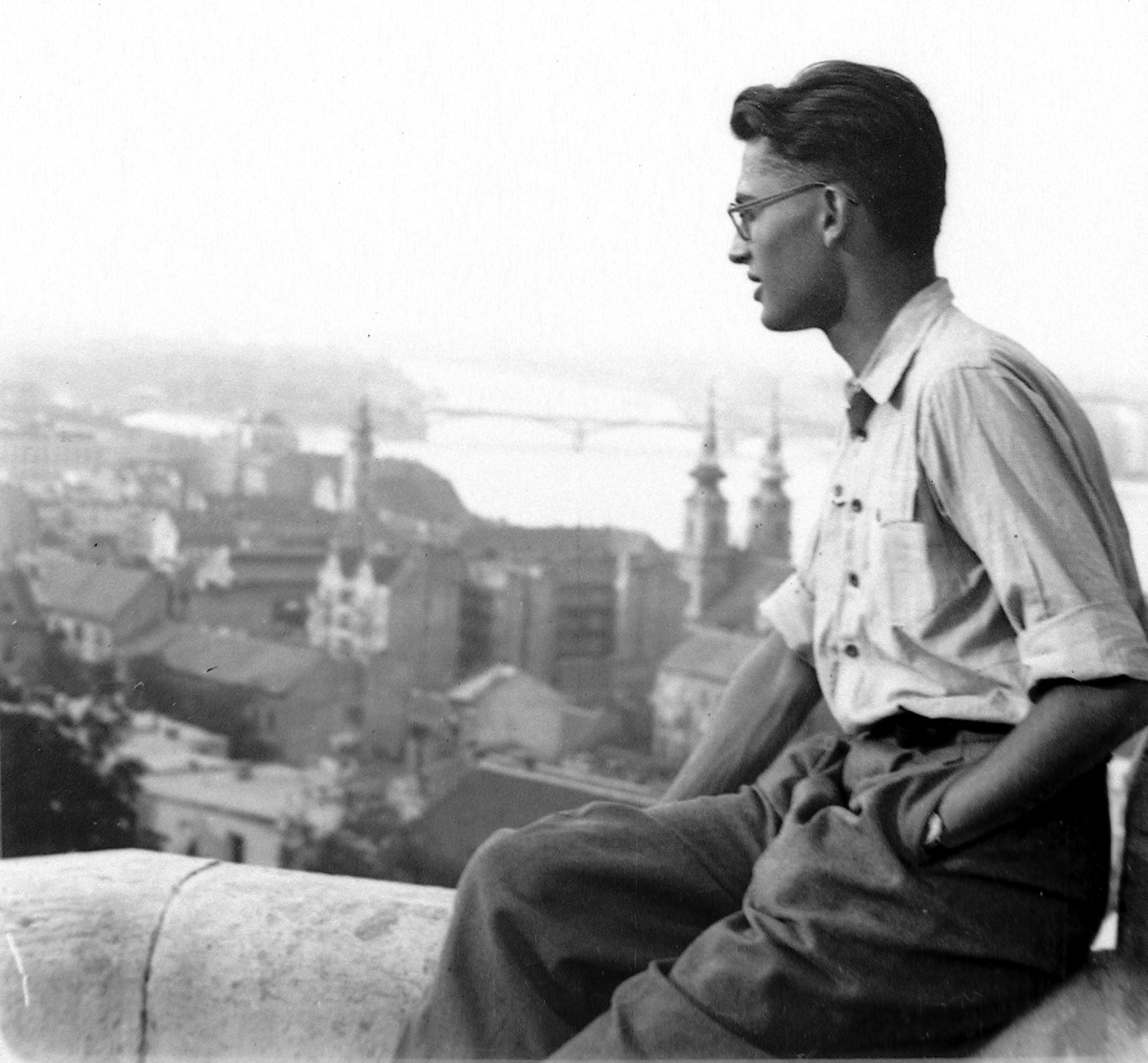 Hungary, Halászbástya, Budapest I., kilátás a Margit-sziget felé., 1958, Kurutz Márton, Budapest, hands in pockets, photo aspect ratio: square, man, sitting on a wall, rolled up sleeves, face profile, Fortepan #11982