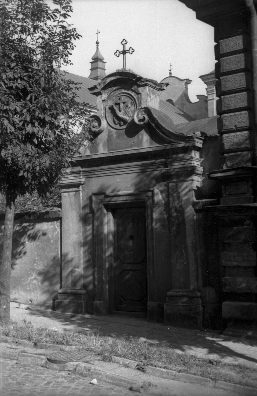 Lengyelország, Przemyśl, ulica Biskupa Jana Śnigurskiego, a Mária Magdaléna-templom kertjének kapuja., 1947, Bogdan Celichowski, templom, épületdísz, kereszt_jelkép, Fortepan #119820