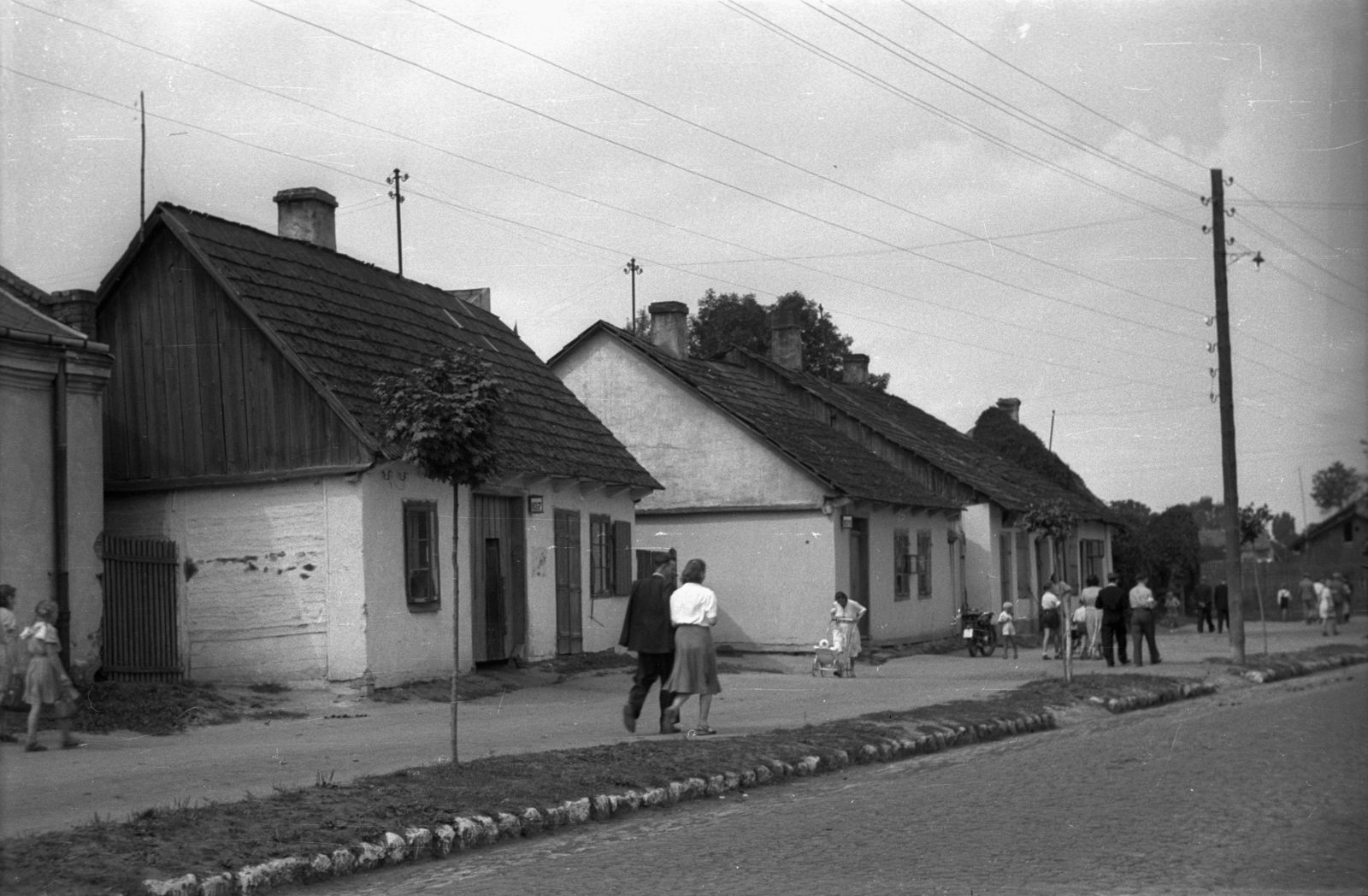 Lengyelország, 1947, Bogdan Celichowski, villanyoszlop, ház, járókelő, Fortepan #119824