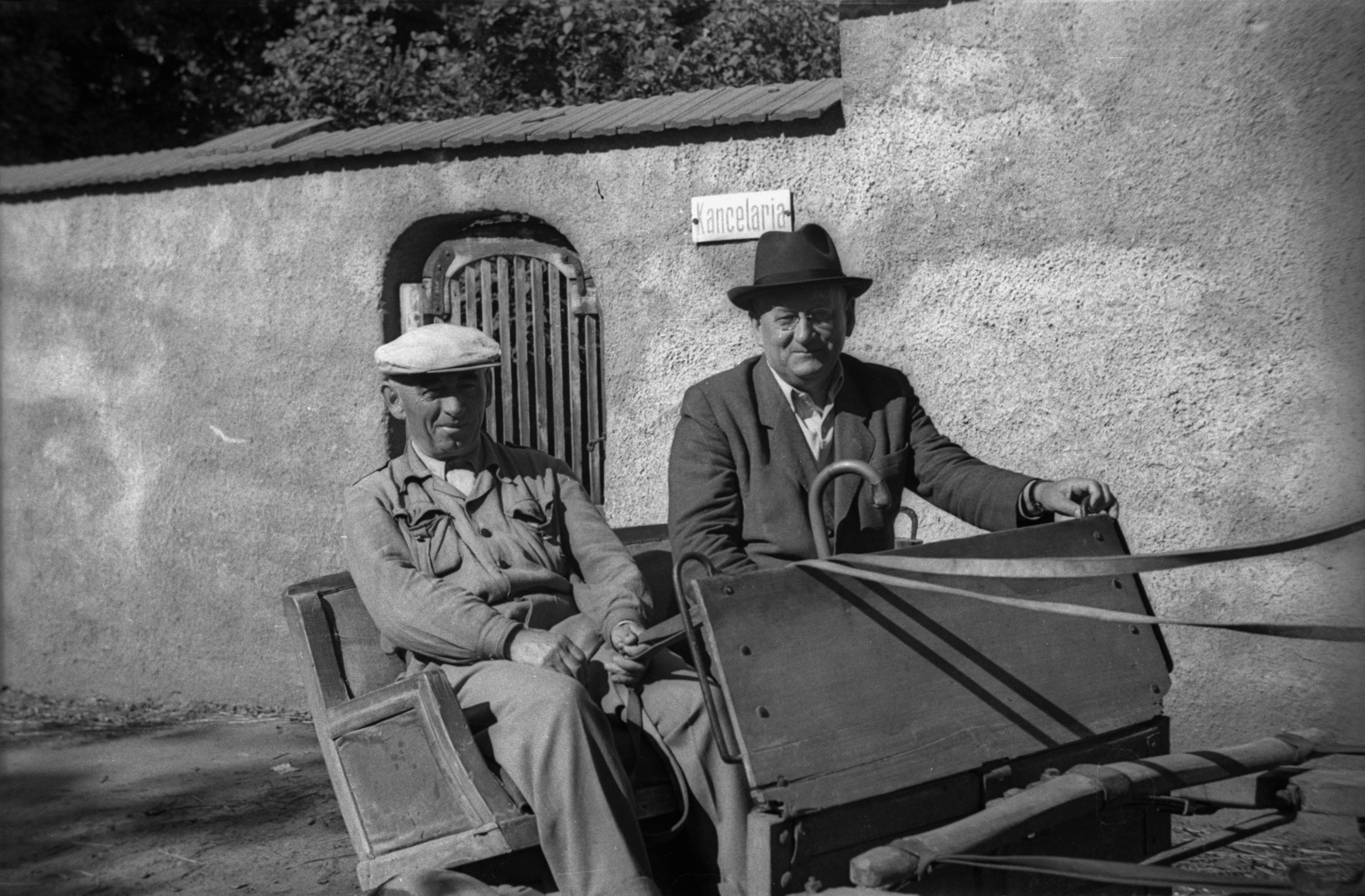 Lengyelország, 1947, Bogdan Celichowski, férfiak, sétabot, lovaskocsi, felirat, Fortepan #119827