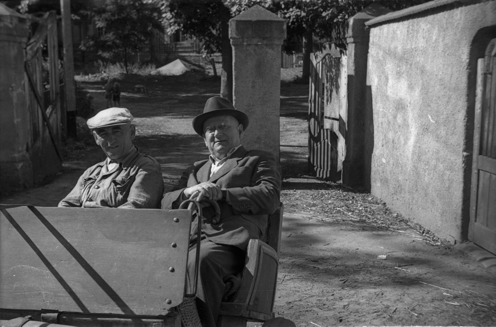 Lengyelország, 1947, Bogdan Celichowski, férfiak, sétabot, lovaskocsi, Fortepan #119828