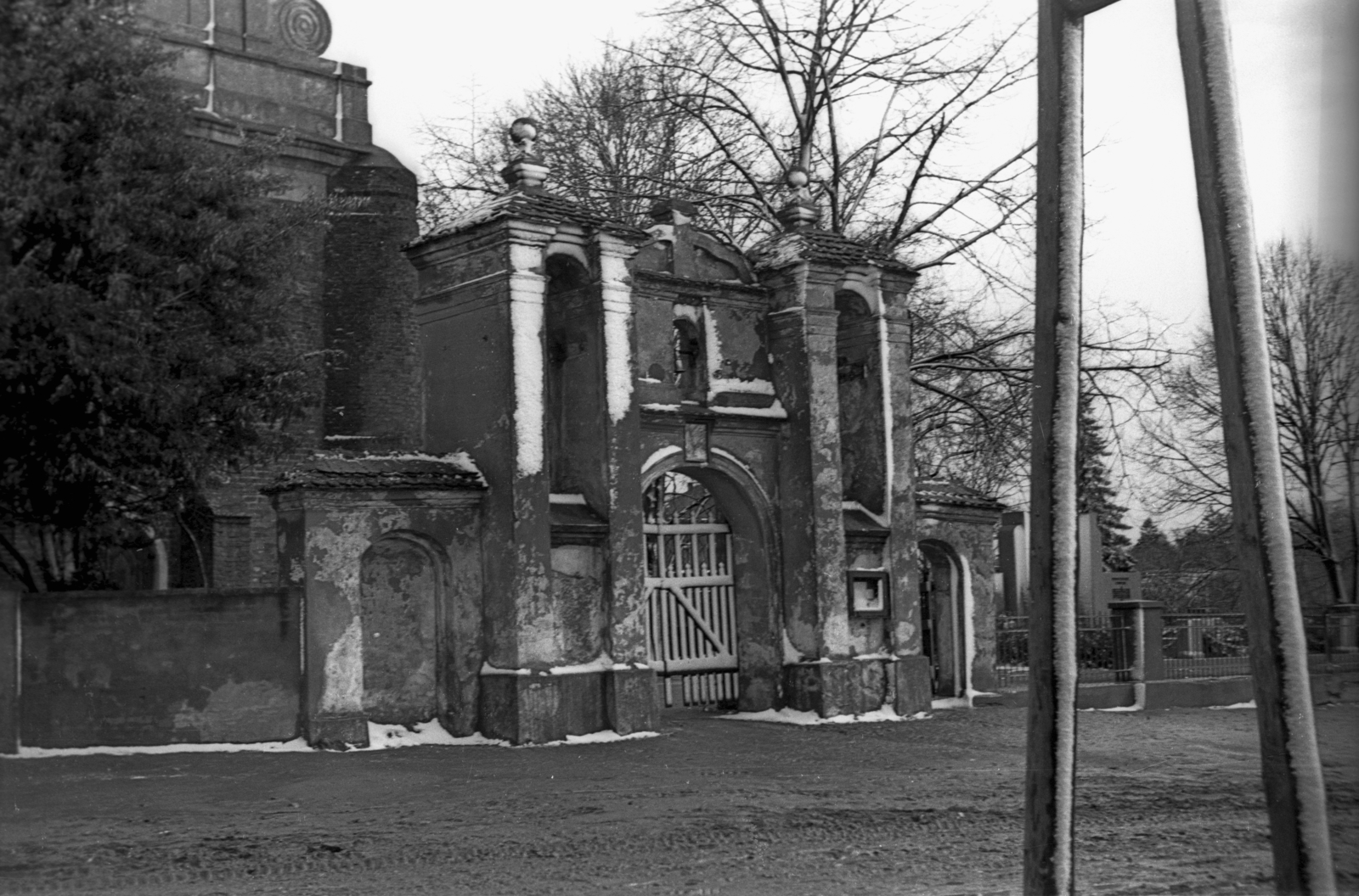 Lengyelország, Otorowo, ulica Szamotulska, a Mindenszentek-templom udvarának kapuja., 1947, Bogdan Celichowski, templom, Fortepan #119838