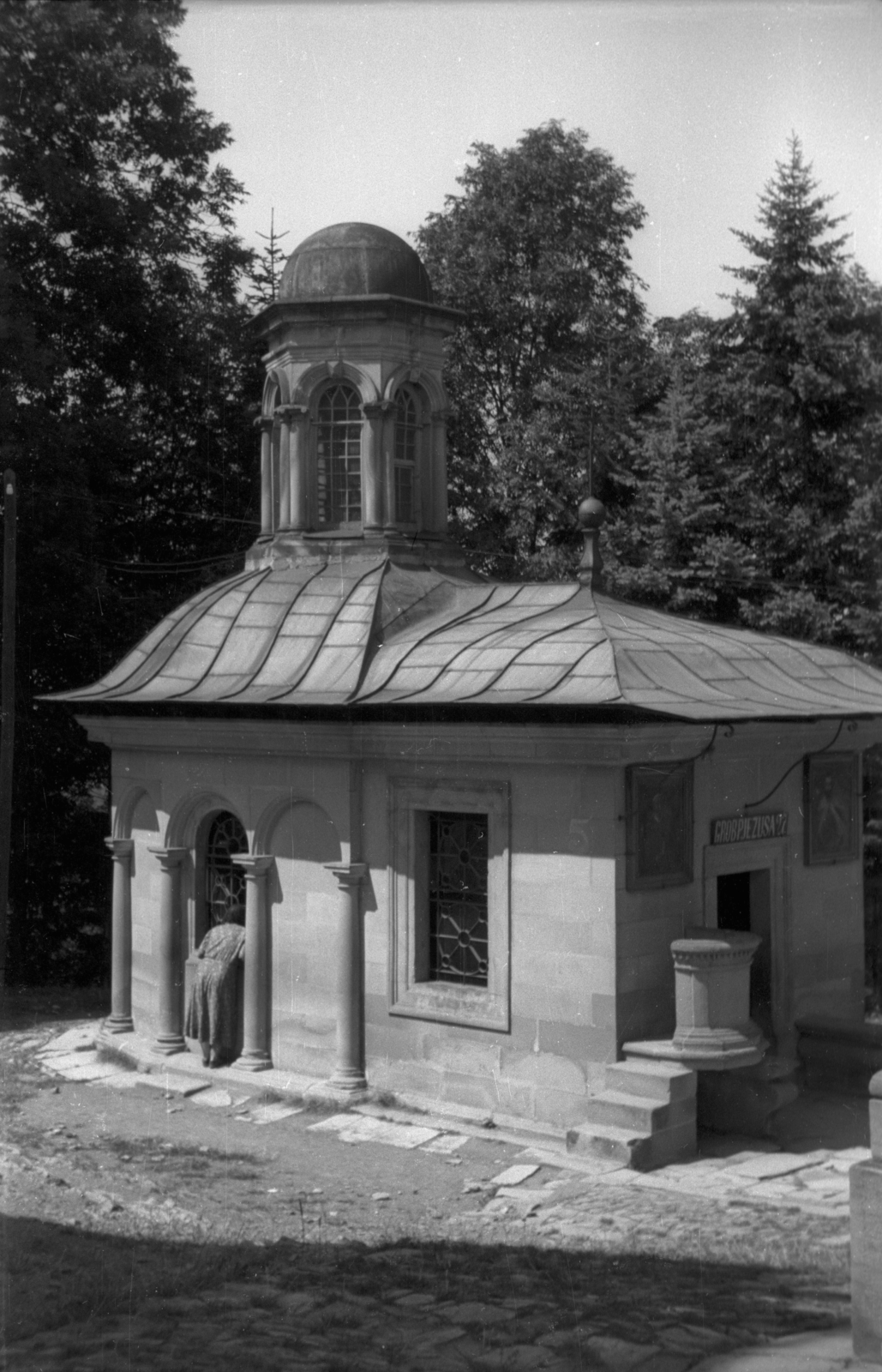 Lengyelország, Kalwaria Zebrzydowska, Żar-hegy, Jézus sírjának kápolnája a kálvária útvonalán (kaplica Grobu Pana Jezusa)., 1947, Bogdan Celichowski, kápolna, Fortepan #119844