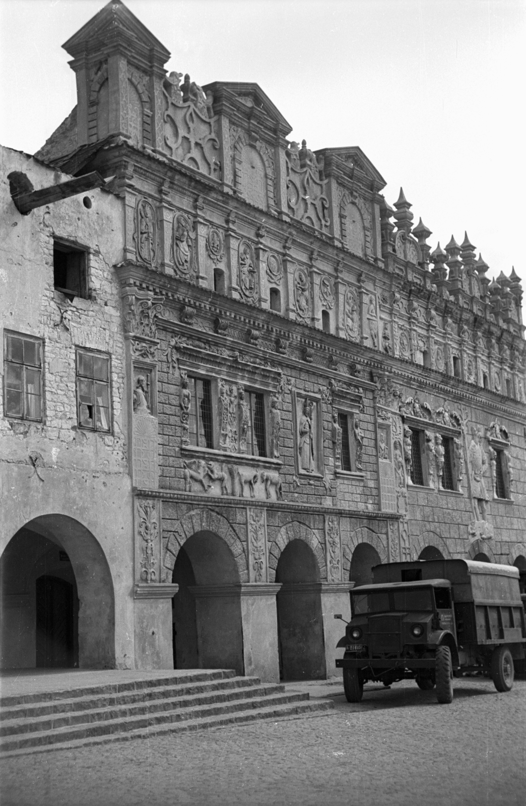 Poland, Kazimierz Dolny, Rynek, a város főtere az ulica Browarna torkolatánál., 1950, Bogdan Celichowski, architectural ornament, commercial vehicle, Fortepan #119846