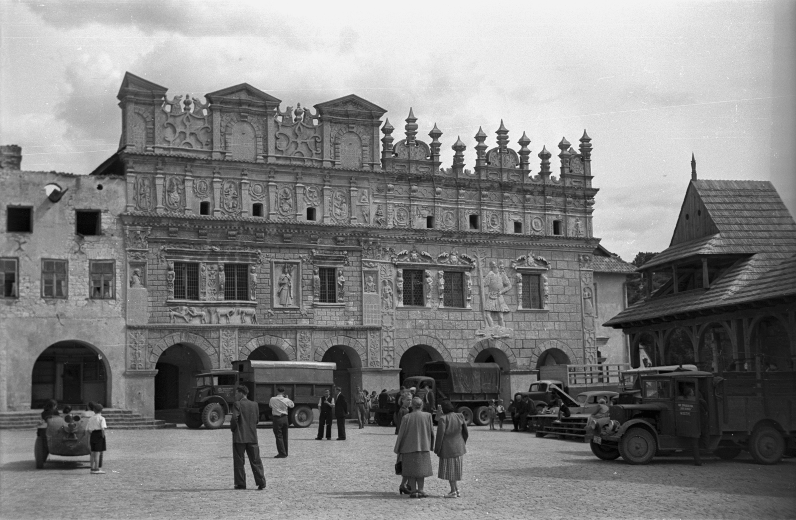 Lengyelország, Kazimierz Dolny, Rynek, a város főtere, jobbra az ulica Browarna torkolata., 1950, Bogdan Celichowski, épületdísz, tér, teherautó, Volkswagen Schwimmwagen, Volkswagen-márka, GMC CCKW 353, Fortepan #119847