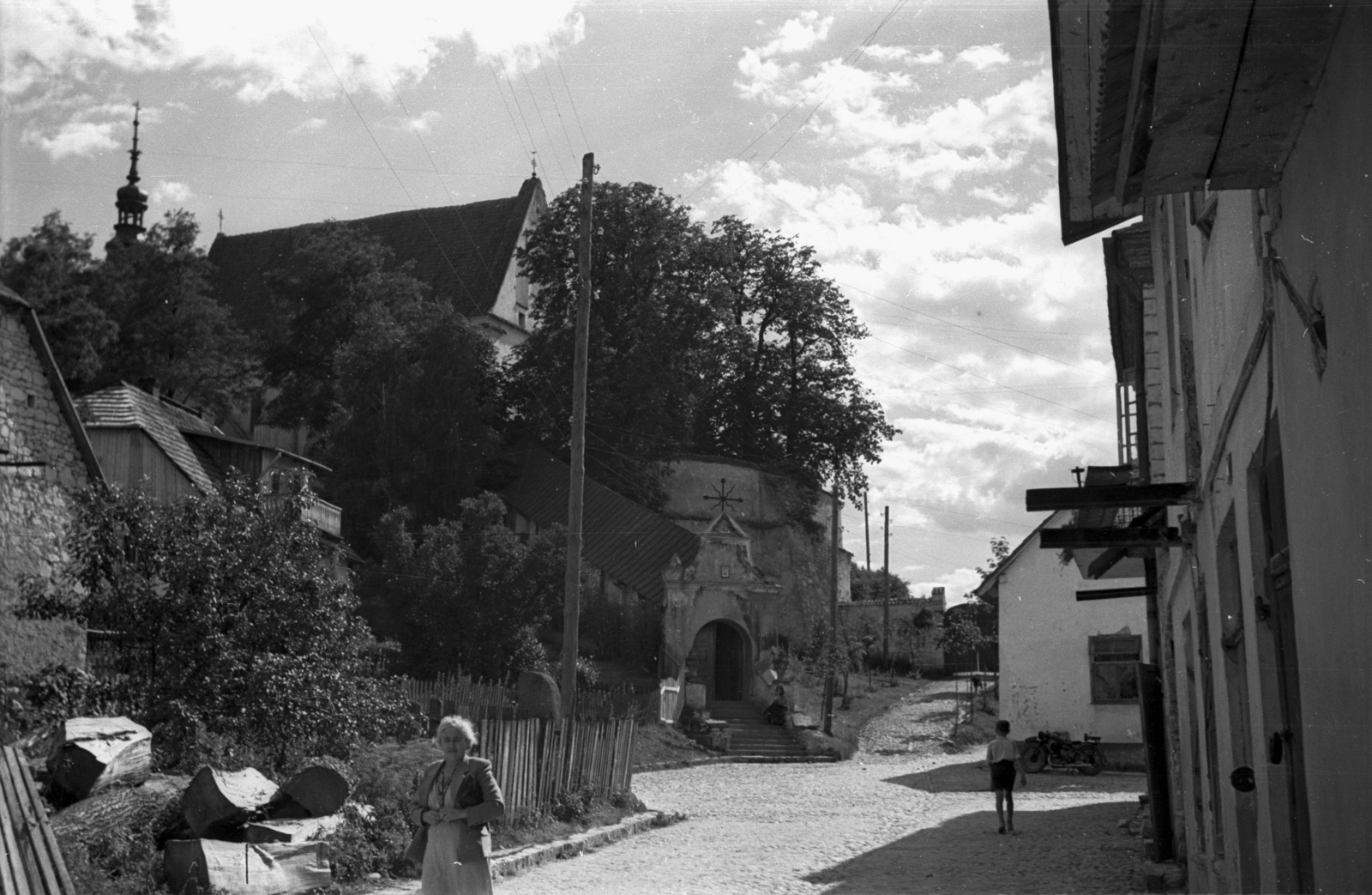 Poland, Kazimierz Dolny, ulica Klasztorna, balra fent a Szűz Mária-kolostortemplom., 1950, Bogdan Celichowski, church, Fortepan #119851