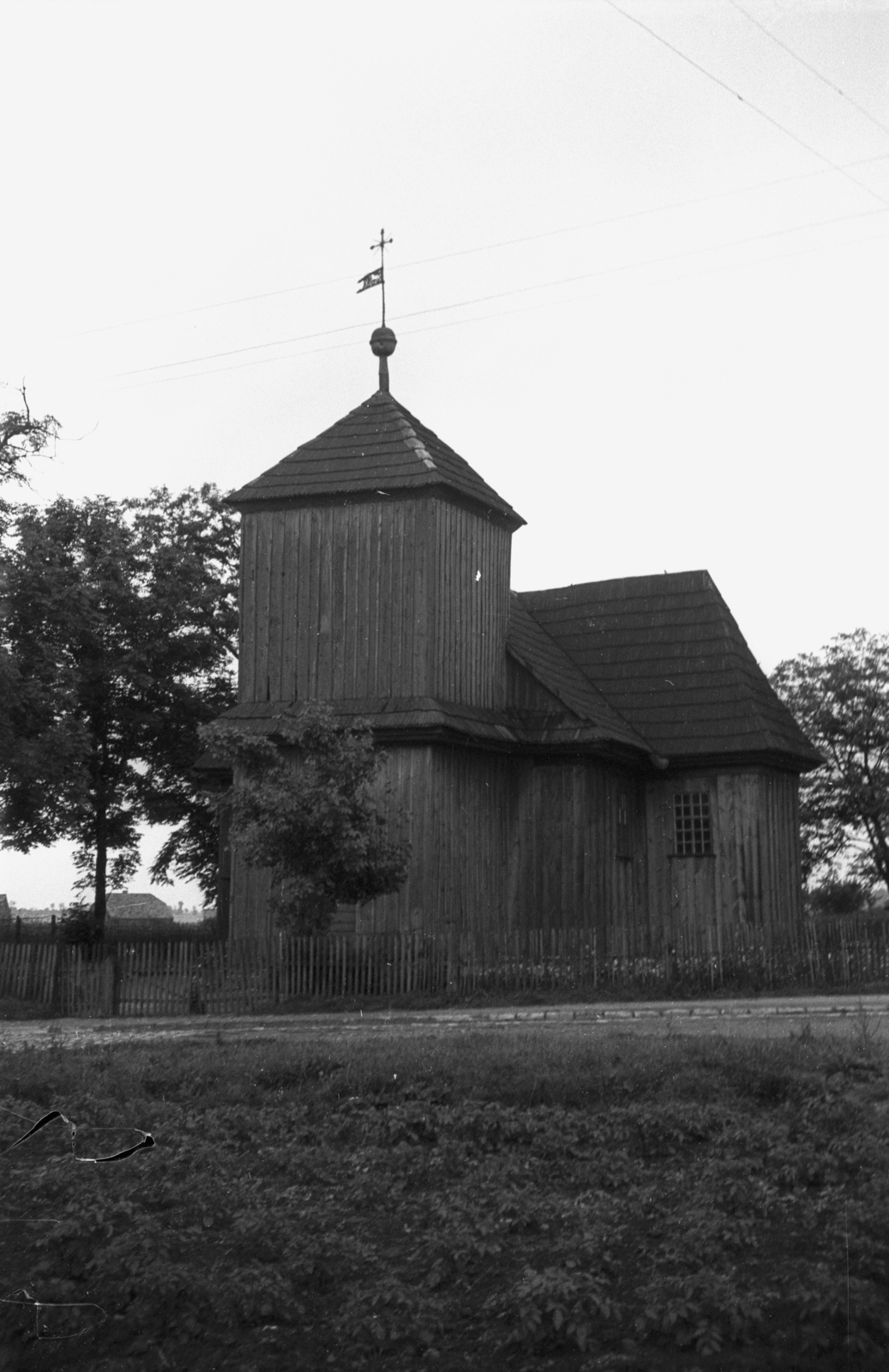 Lengyelország, Słupca, Szent Lénárd-templom., 1947, Bogdan Celichowski, templom, fa, Fortepan #119853