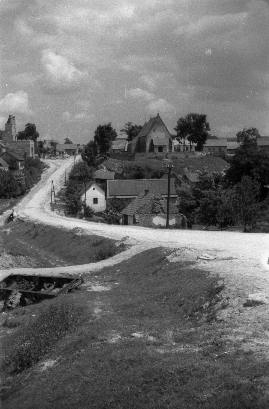Lengyelország, Szydlów, háttérben balra a vár, középen a Mindenszentek-templom., 1947, Bogdan Celichowski, templom, Fortepan #119855