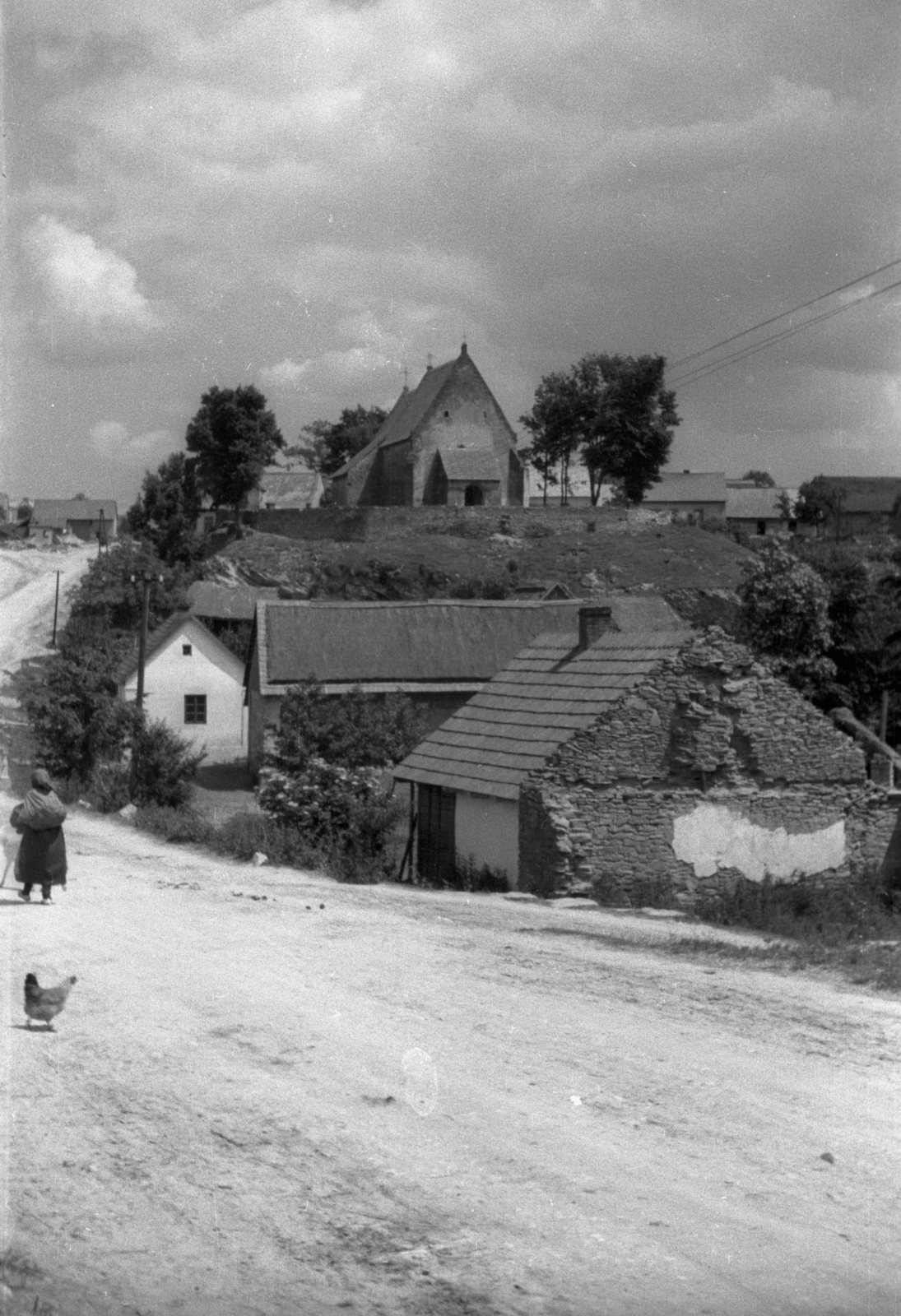 Lengyelország, Szydlów, háttérben a Mindenszentek-templom., 1947, Bogdan Celichowski, templom, látkép, Fortepan #119856