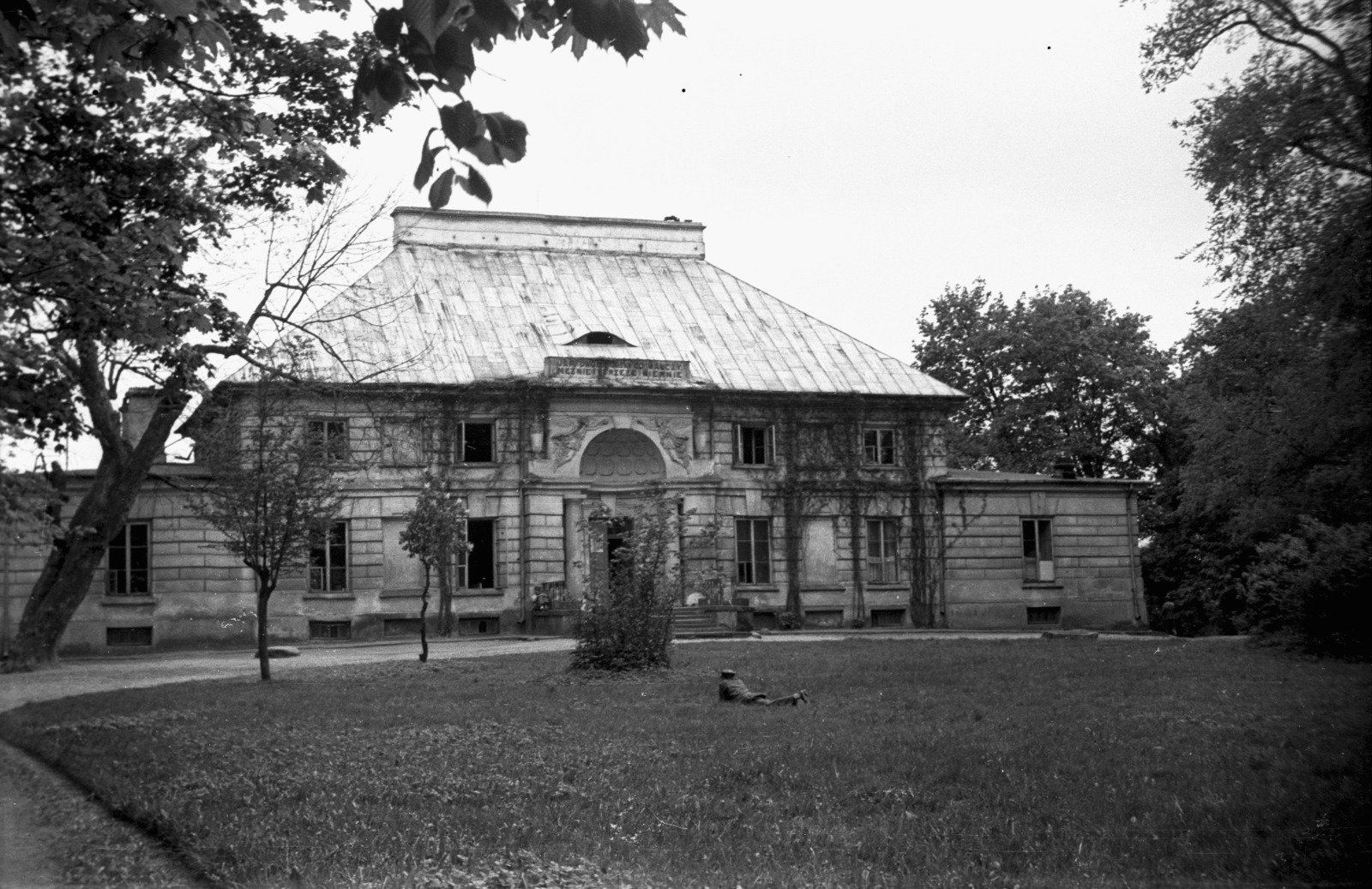 Lengyelország, Pecice, Sapieha palota., 1947, Bogdan Celichowski, fűben feküdni, Fortepan #119870