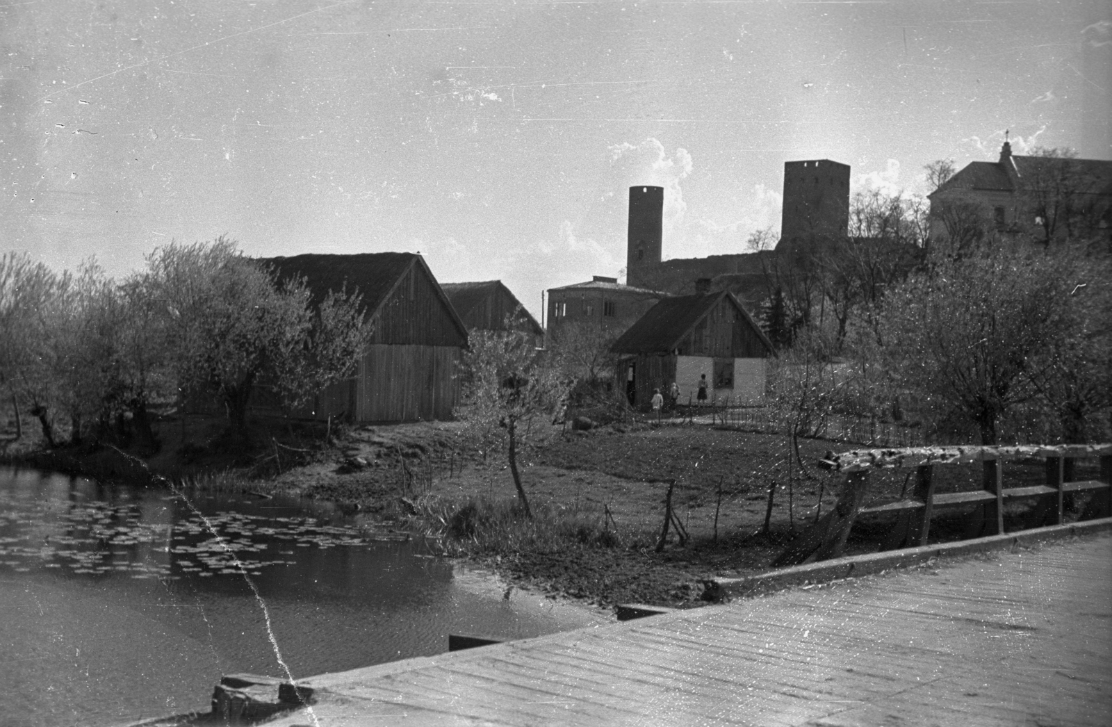 Lengyelország, Czersk, a Czerskie folyó partja, fenn a mazowiecki hercegek vára (Zamek książąt mazowieckich) és a katolikus templom., 1947, Bogdan Celichowski, Fortepan #119873