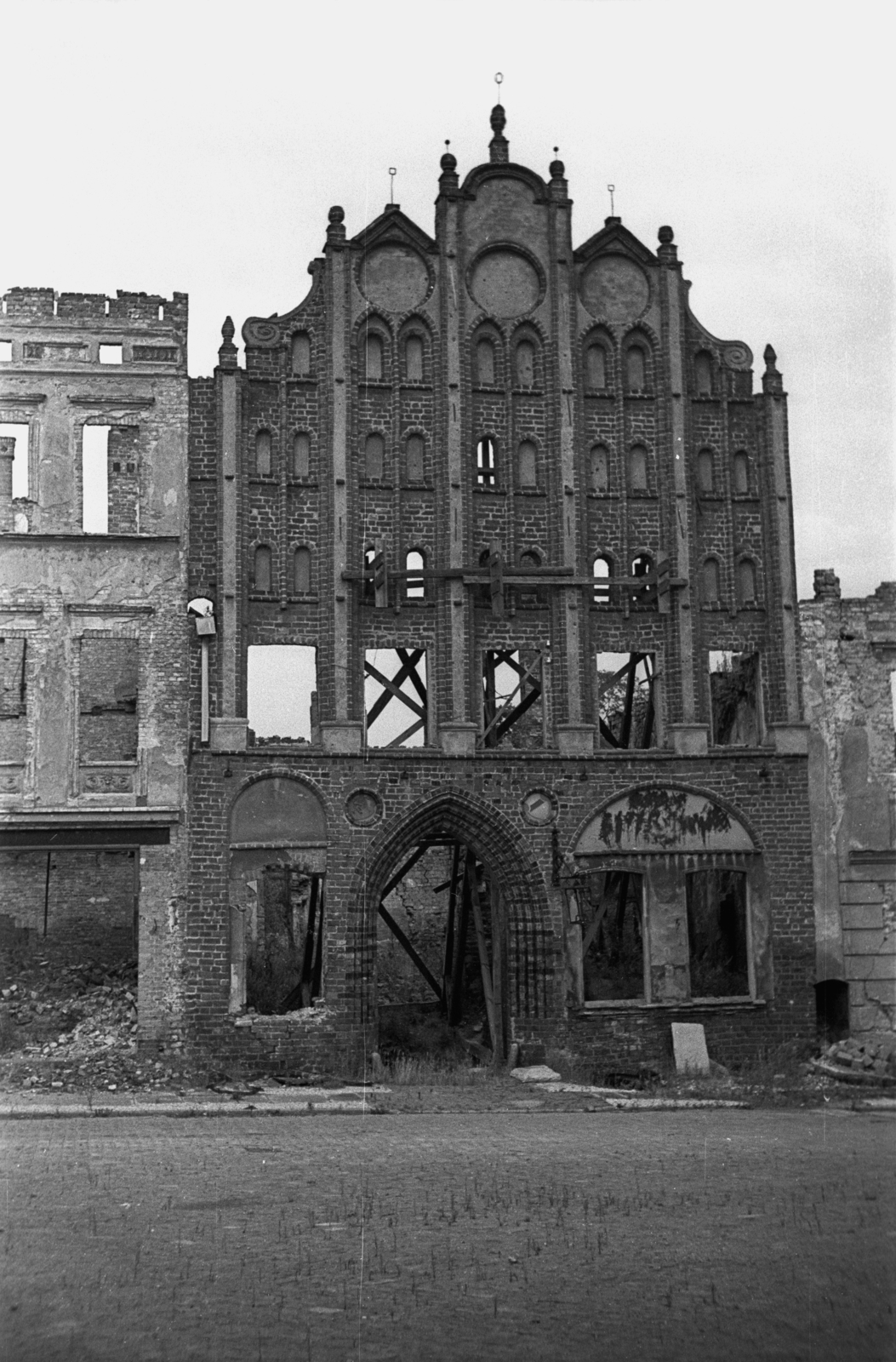 Lengyelország, Stargard, ulica Kazimierza Wielkiego 13., Protzen ház., 1947, Bogdan Celichowski, épületkár, Fortepan #119888
