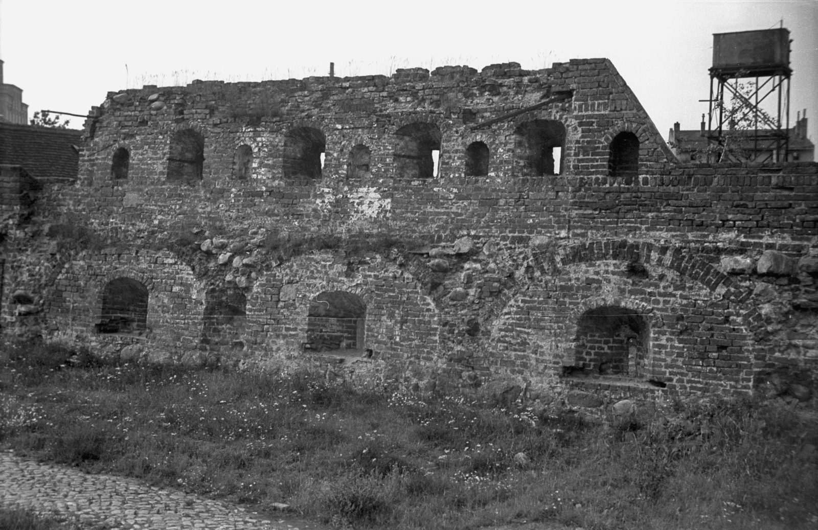 Lengyelország, Stargard, a városfal egy része az ulica Spichrzowa felől., 1947, Bogdan Celichowski, műemlék, téglafal, lőrés, Fortepan #119889