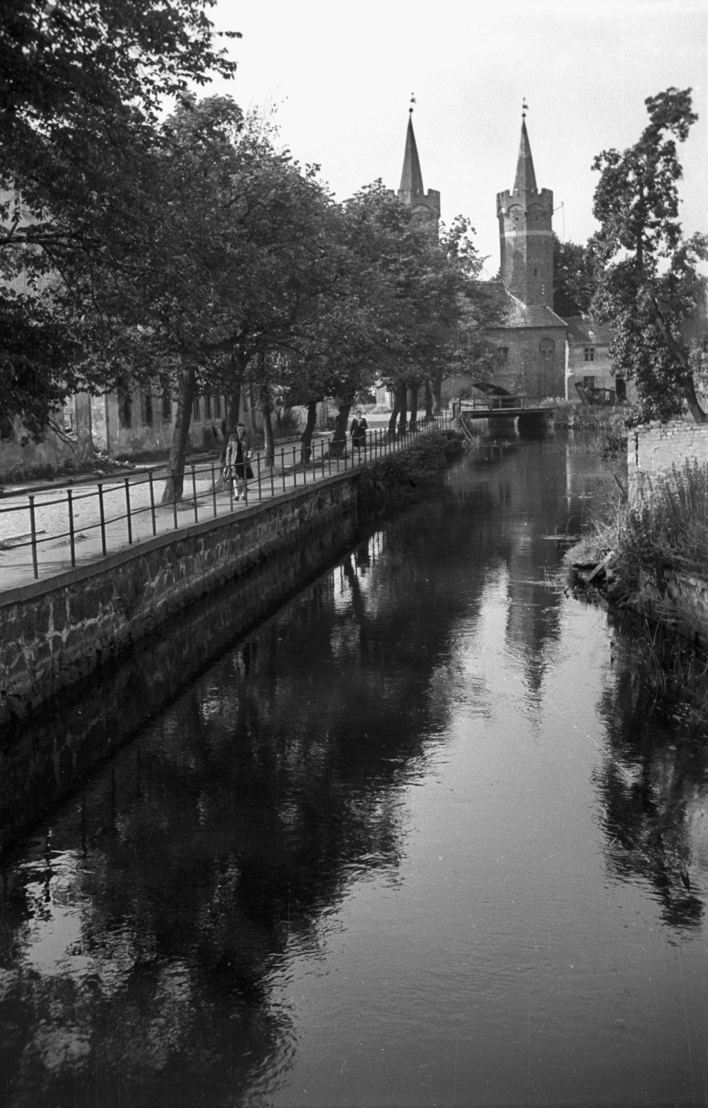 Poland, Stargard, szemben a Malom Kapu (Brama Młyńska)., 1947, Bogdan Celichowski, river, canal, Fortepan #119891