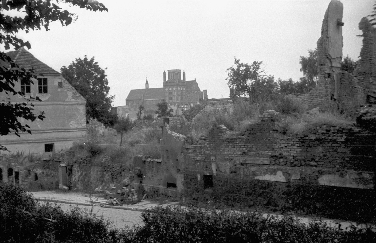 Poland, Stargard, szemben a Szűz Mária-templom (Kolegiata Najświętrzej Marii Panny Królowej Świata)., 1947, Bogdan Celichowski, church, brick wall, ruins, Fortepan #119893