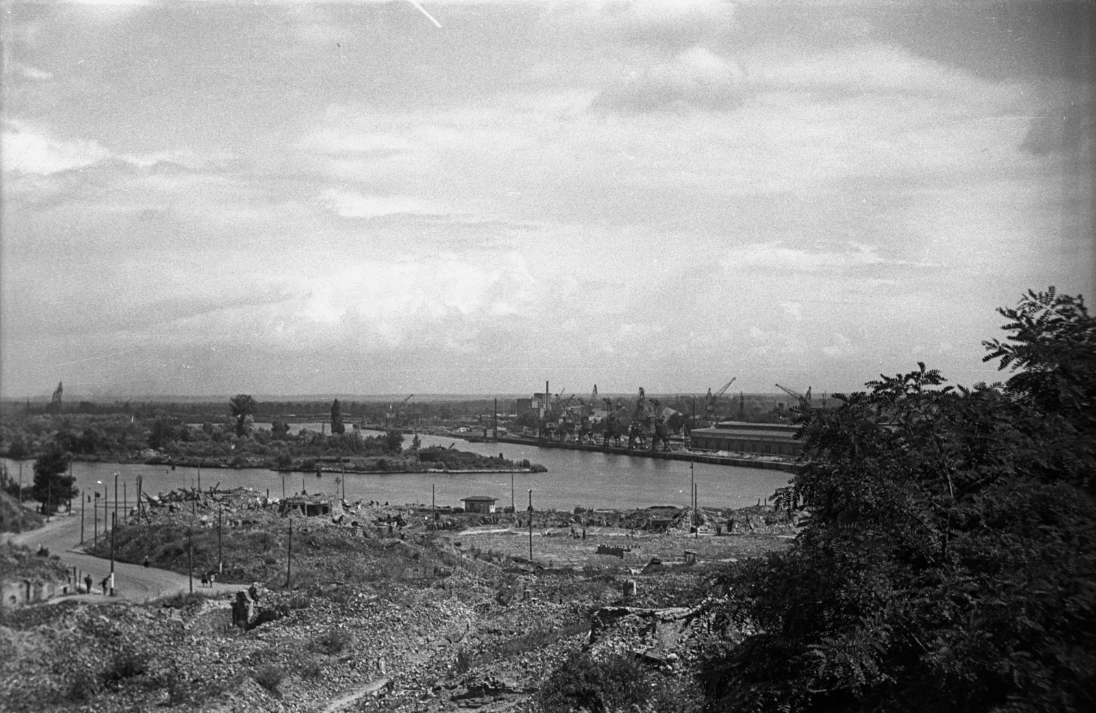 Poland, Szczecin, kilátás az Odera folyóra és a kikötőre a Pomerániai Hercegség Várából., 1948, Bogdan Celichowski, picture, Fortepan #119896