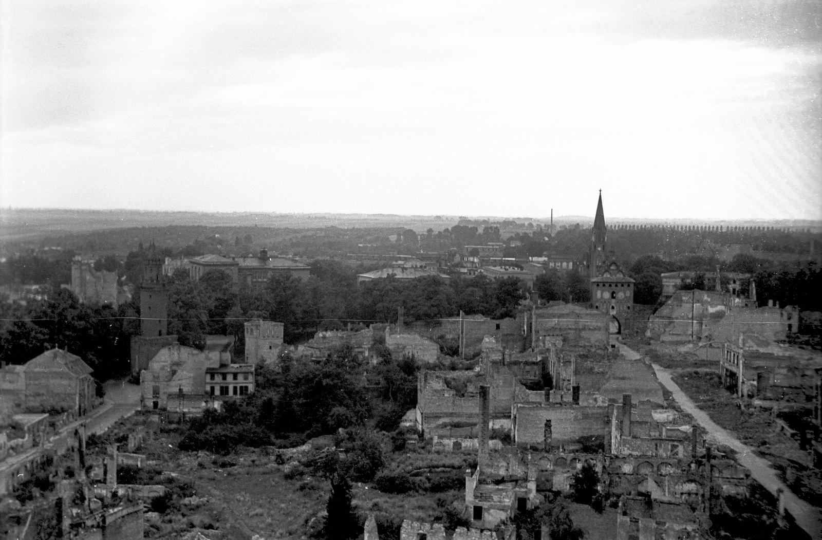 Lengyelország, Stargard, kilátás a Szűz Mária-templom (Kolegiata Najswietrzej Marii Panny Królowej Swiata) tornyából. Balra a Vörös-tenger Bástya (Baszta Morze Czerwone). Jobbra a Brama Pyrzycka mögött a Szentlélek-templom (Kosciól Swietego Ducha)., 1947, Bogdan Celichowski, látkép, Fortepan #119903