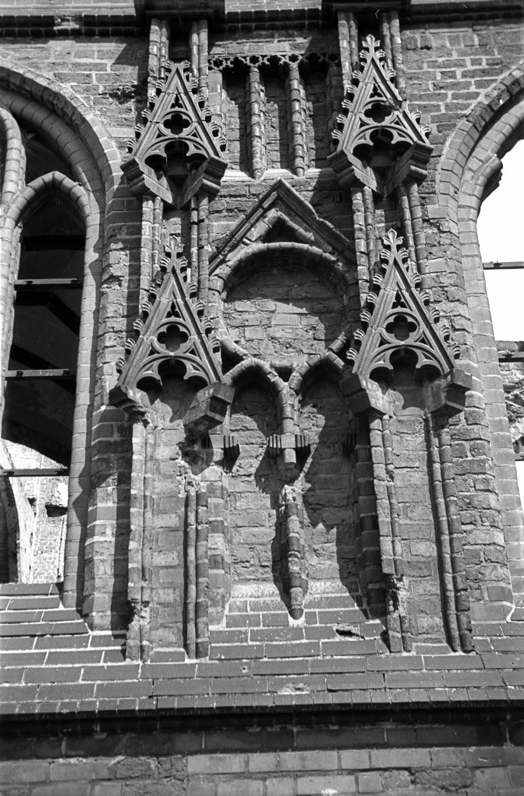 Poland, Szczecin, Szent Jakab-székésegyház., 1947, Bogdan Celichowski, church, war damage, basilica, damaged building, Catholic Church, gothic, Cathedral, Brick Gothic, pointed arch, Hinrich Brunsberg-design, Latin Church, architectural ornament, Fortepan #119905