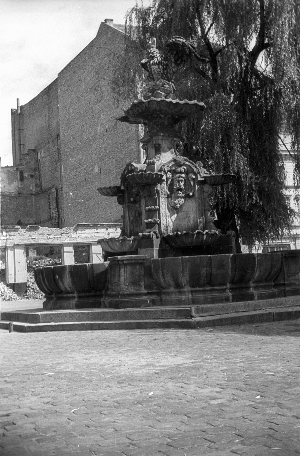 Lengyelország, Szczecin, Fehér sas tér (Plac Orła Białego), Fehér sas szökőkút., 1947, Bogdan Celichowski, szökőkút, barokk-stílus, Johann Fryderyk Grael-terv, Fortepan #119908