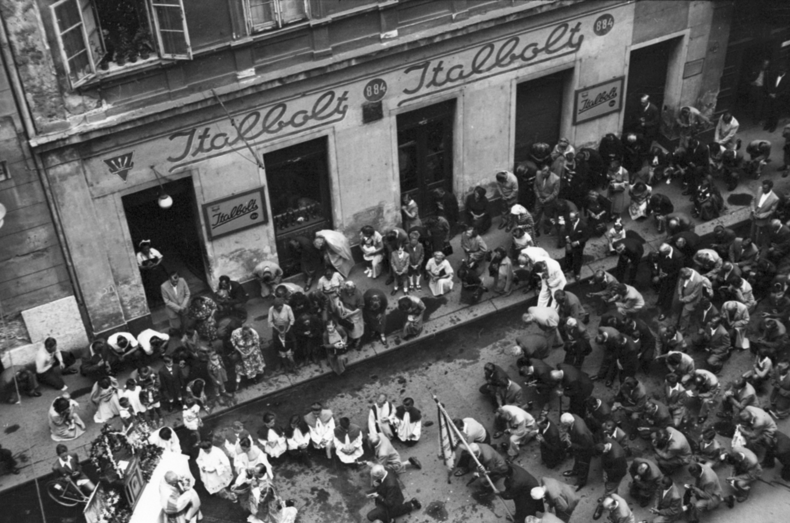 Hungary, Budapest VIII., Kőfaragó utca a Gyulai Pál utcánál., 1958, Kurutz Márton, Budapest, kneeling, ritual, Fortepan #11991
