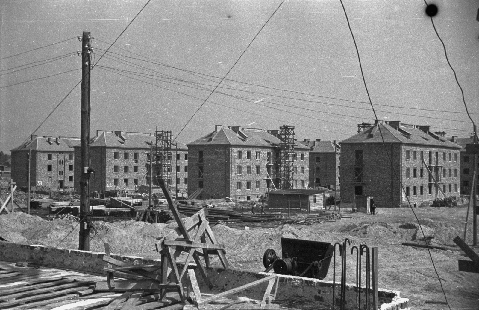 Poland, Kraków, Nowa Huta városrész, előtérben a mai XVI. számú Líceum építkezése, háttérben az ulica Władysława Orkana házai., 1952, Bogdan Celichowski, blocks, construction, Fortepan #119910