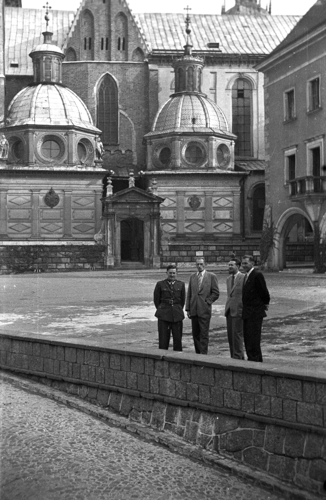 Lengyelország, Krakkó, Királyi Palota (Wawel), szemben a Szent Szaniszló és Szent Vencel székesegyház., 1952, Bogdan Celichowski, templom, Fortepan #119913