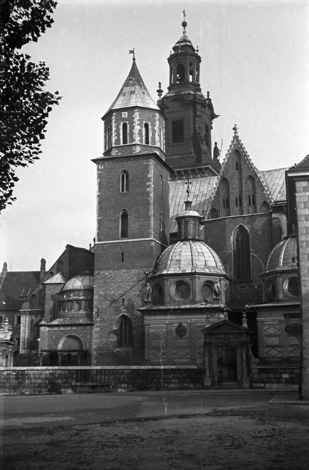 Poland, Kraków, Királyi Palota (Wawel), középen a Szent Szaniszló és Szent Vencel székesegyház., 1952, Bogdan Celichowski, church, Fortepan #119915