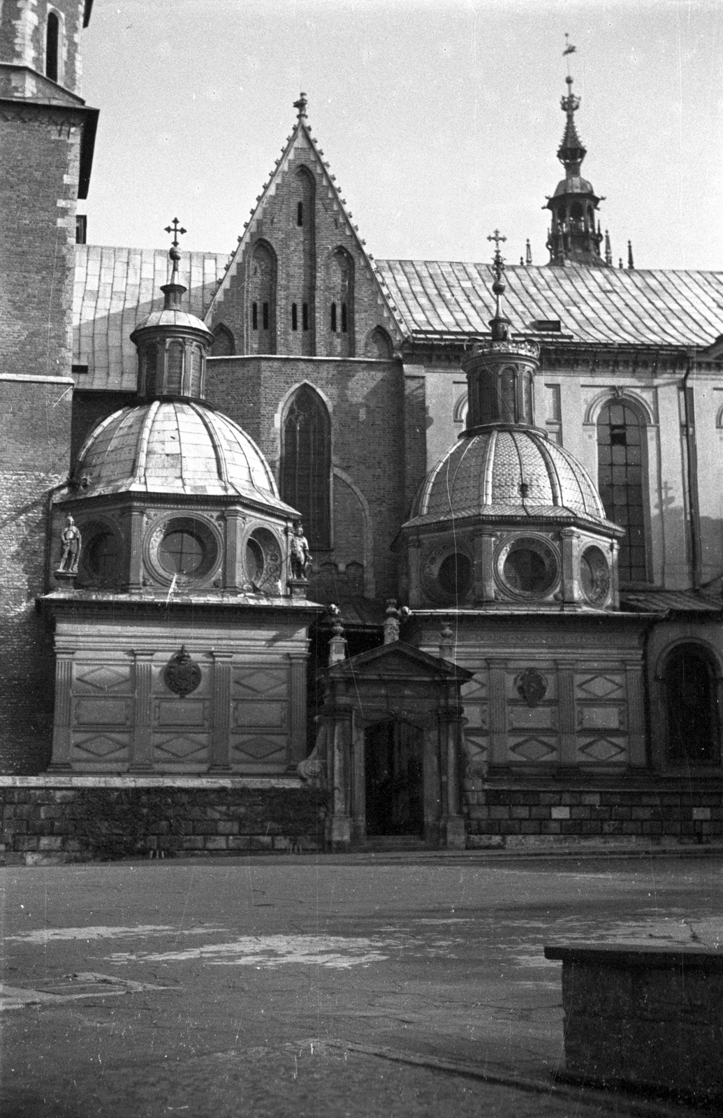 Poland, Kraków, Királyi Palota (Wawel), középen a Szent Szaniszló és Szent Vencel székesegyház., 1952, Bogdan Celichowski, church, Fortepan #119916