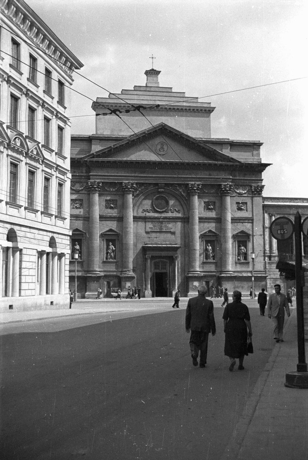 Lengyelország, Varsó, ulica Miodowa, szemben az ulica Krakowskie Przedmiescie. Szent Anna-templom (Kościół Akademicki św. Anny)., 1949, Bogdan Celichowski, templom, katolikus, oszlop, timpanon, Fortepan #119922