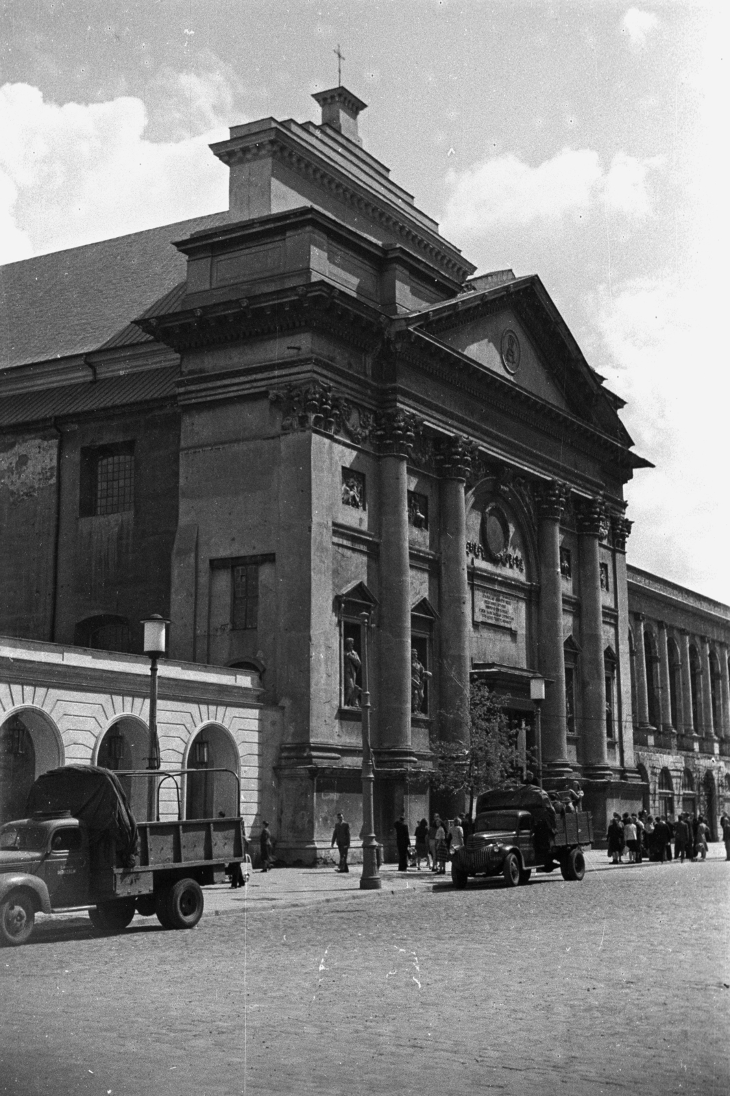 Poland, Warsaw, ulica Krakowskie Przedmiescie, Szent Anna-templom (Kościół Akademicki św. Anny)., 1949, Bogdan Celichowski, church, Catholic Church, pillar, commercial vehicle, pediment, Fortepan #119924