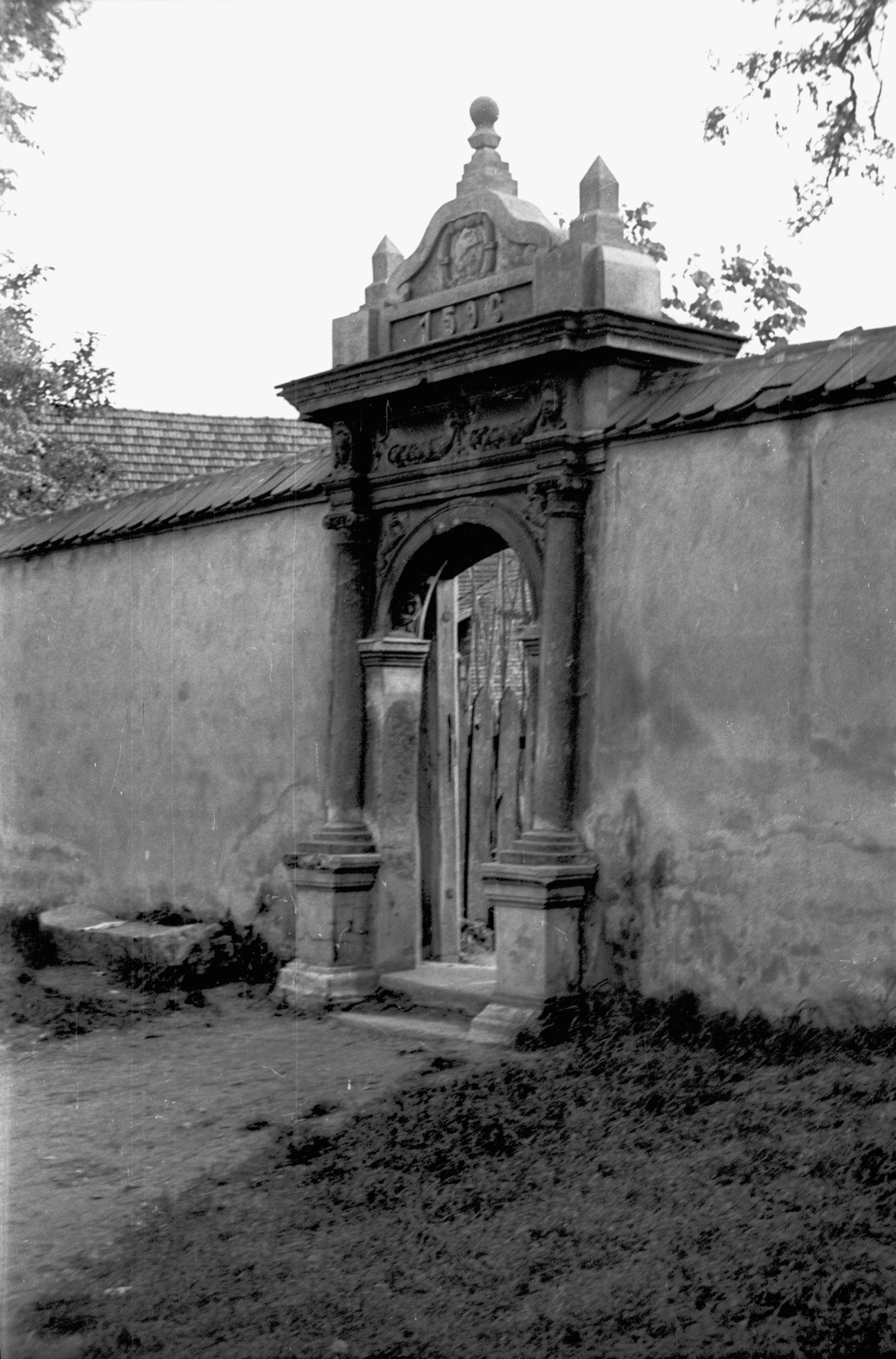 Lengyelország, Niepolomice, bejárat a vértanúk templomának kertjébe (Kościół Dziesięciu Tysięcy Męczenników)., 1947, Bogdan Celichowski, kapualj, bejárat, Fortepan #119930