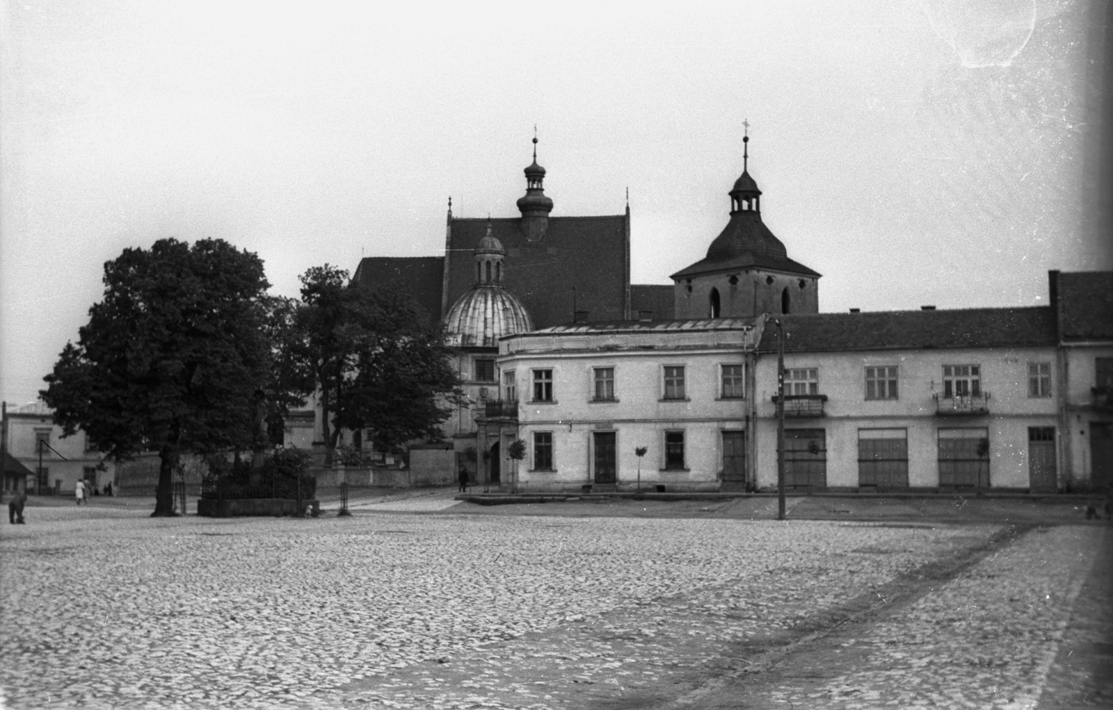 Lengyelország, Niepolomice, az ulica Piękna és a vértanúk temploma (Kościół Dziesięciu Tysięcy Męczenników) a Rynek, a város főtere felől nézve., 1947, Bogdan Celichowski, templom, katolikus, Fortepan #119933