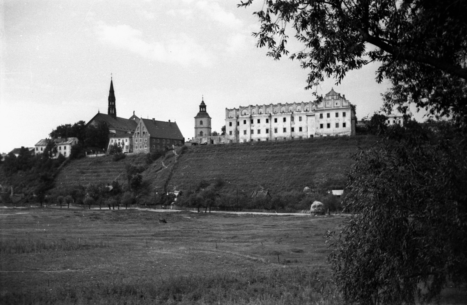 Lengyelország, Sandomierz, balra a Szűz Mária születése-katedrális, középen az Egyházmegyei Múzeum épülete (Dom Jana Długosza), mögötte a katedrális harangtornya. Jobbra az egykori jezsuita kollégium épülete, ma Collégium Gostomianum., 1956, Bogdan Celichowski, templom, gimnázium, Bazilika, múzeum, barokk-stílus, katolikus, gótika, reneszánsz, székesegyház, harangtorony, jezsuita, Michał Hintz-terv, Fortepan #119947