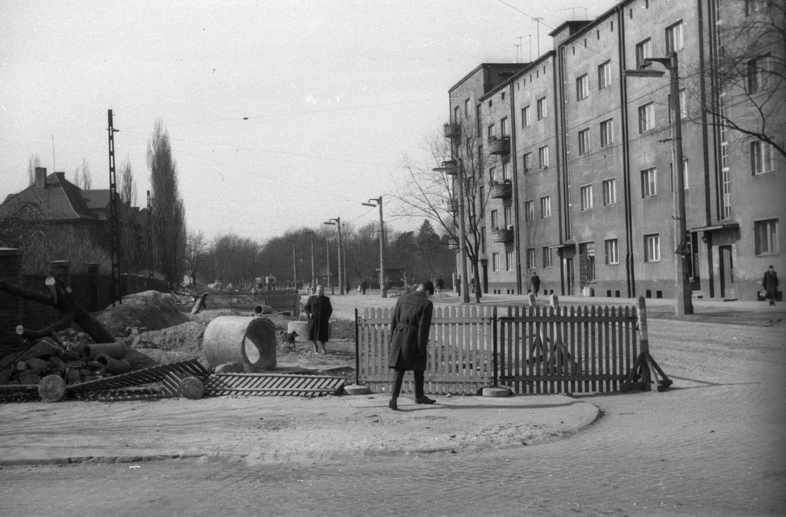 Lengyelország, Poznań, ulica Wojskowa, jobbra az ulica Grunwaldzka az ulica Niecała felé nézve., 1958, Bogdan Celichowski, bérház, munkatér-határolás, Fortepan #119949