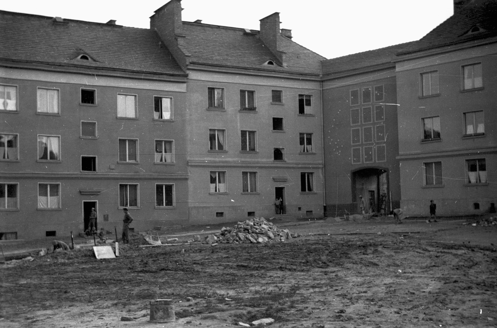 Poland, Tychy, B telep, az ulica Bohaterów Warszawy és az ulica Batorego sarkán álló épület hátsó frontja, 1959, Bogdan Celichowski, Fortepan #119968