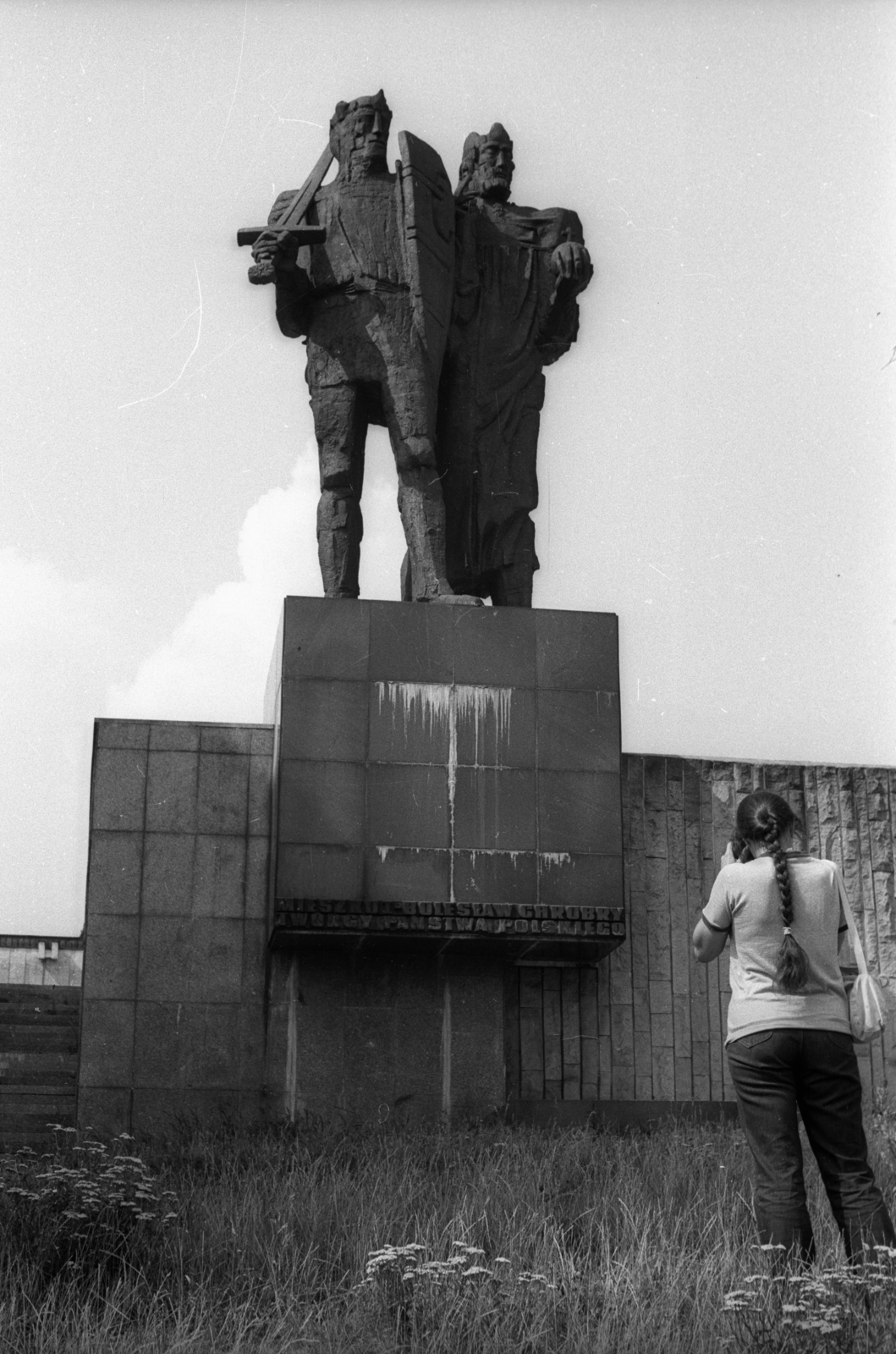 Poland, Gniezno, ulica Kostrzewskiego 1., Történeti Múzeum (Muzeum Początków Państwa Polskiego) parkja, I. Mieszko és I. (Vitéz) Boleszláv lengyel uralkodók emlékműve., 1978, Bogdan Celichowski, Fortepan #119983