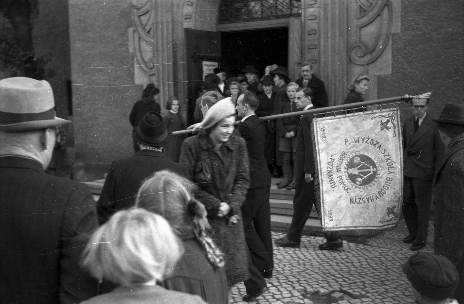 Poland, Poznań, rynek Wildecki, a felvétel a Mária királynő temploma (Kościół Maryi Królowej) bejárata előtt készült., 1947, Bogdan Celichowski, church, flag, Fortepan #119985