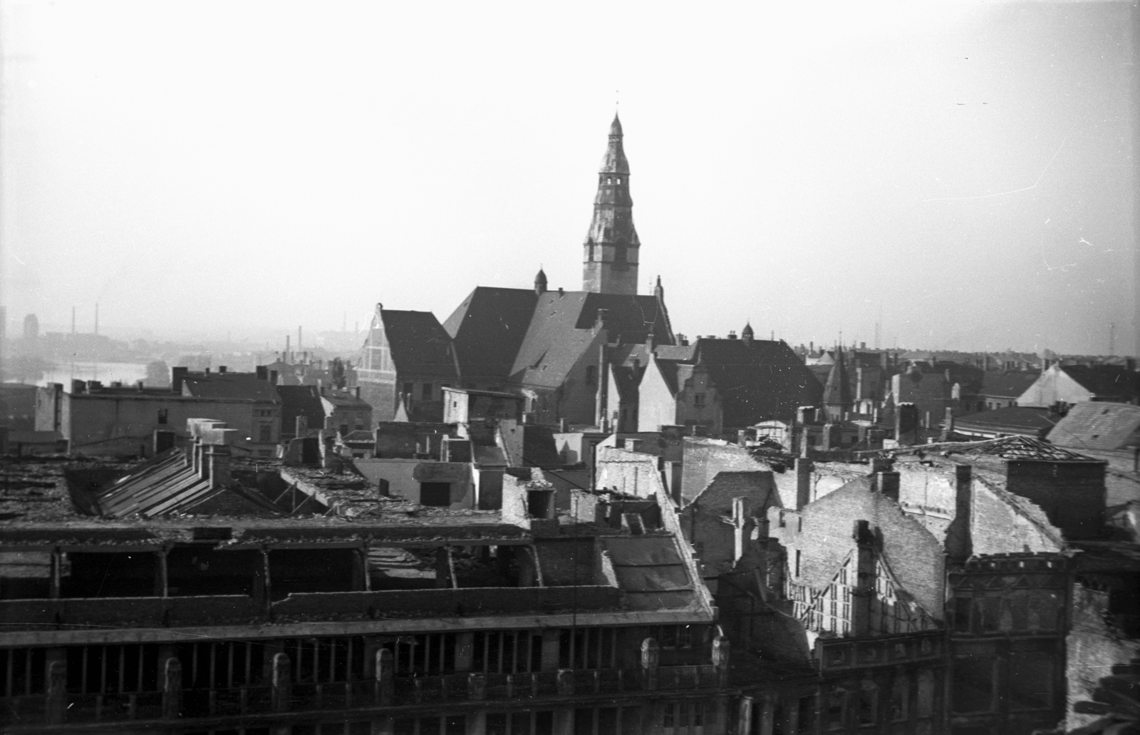 Poland, Szczecin, óváros, balra az Odera folyó, szemben a Pomeraniai Orvosi Egyetem épülete., 1947, Bogdan Celichowski, picture, tower, Fortepan #120002