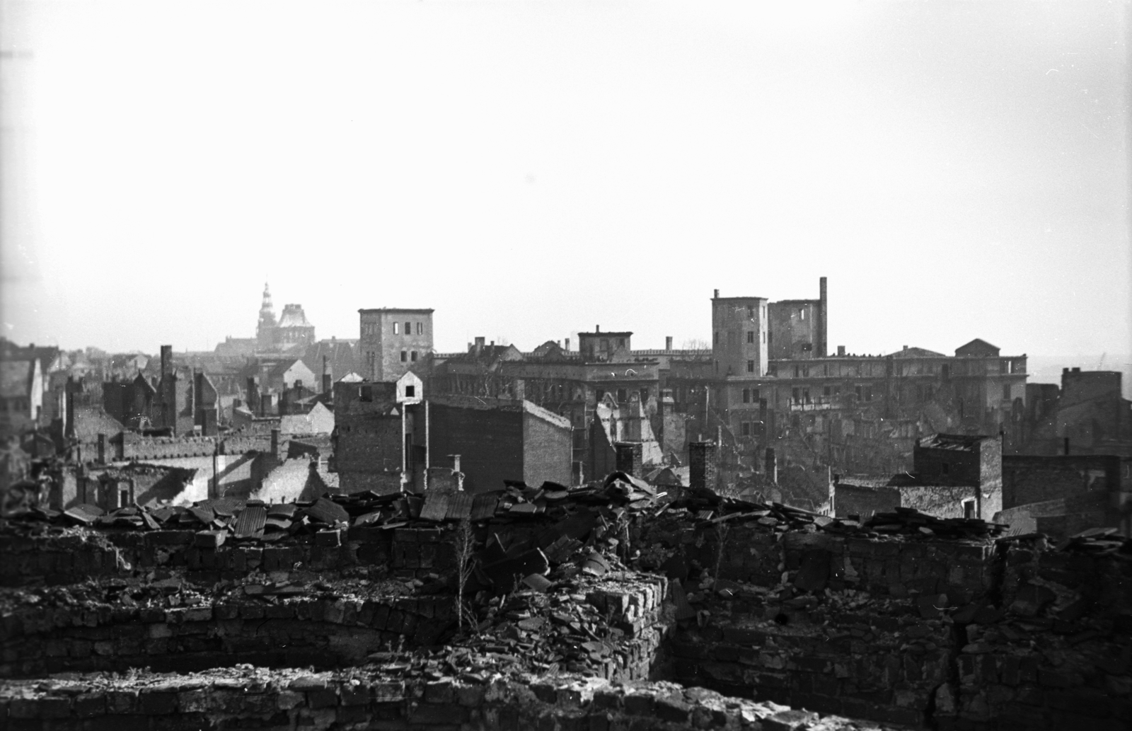 Poland, Szczecin, kilátás a Szent Jakab-székesegyház romjairól az óvárosra. Szemben a Pomerániai Hercegség Vára, balra a távolban a tartományi kormányzóság épülete., 1947, Bogdan Celichowski, picture, damaged building, wall, Fortepan #120005