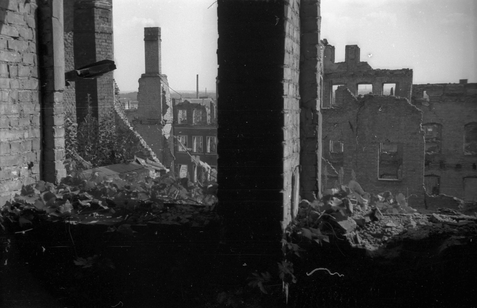 Poland, Szczecin, kilátás a Pomerániai Hercegség Várából az ulica Syreny (később Panieńska) romos épületei felé., 1947, Bogdan Celichowski, damaged building, brick wall, wall, Fortepan #120006