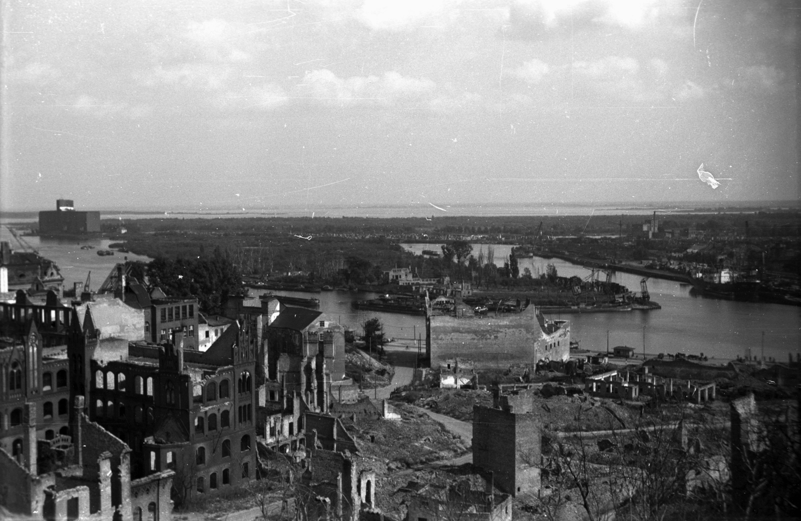 Poland, Szczecin, kilátás az Odera folyóra és a kikötőre a Pomerániai Hercegség Várából, balra hátul a gabonaraktár., 1947, Bogdan Celichowski, picture, damaged building, Fortepan #120010