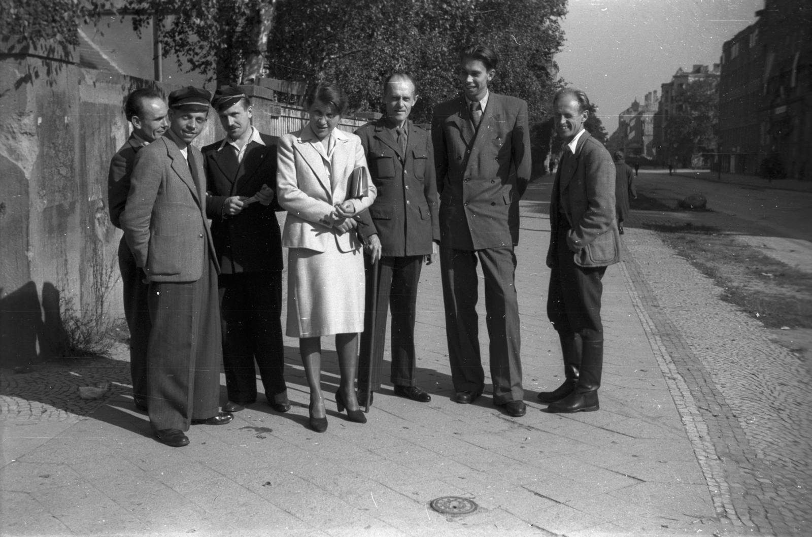 Poland, Szczecin, ulica Zygmunta Felczaka., 1947, Bogdan Celichowski, gentleman, lady, tableau, soldier, costume, Fortepan #120014